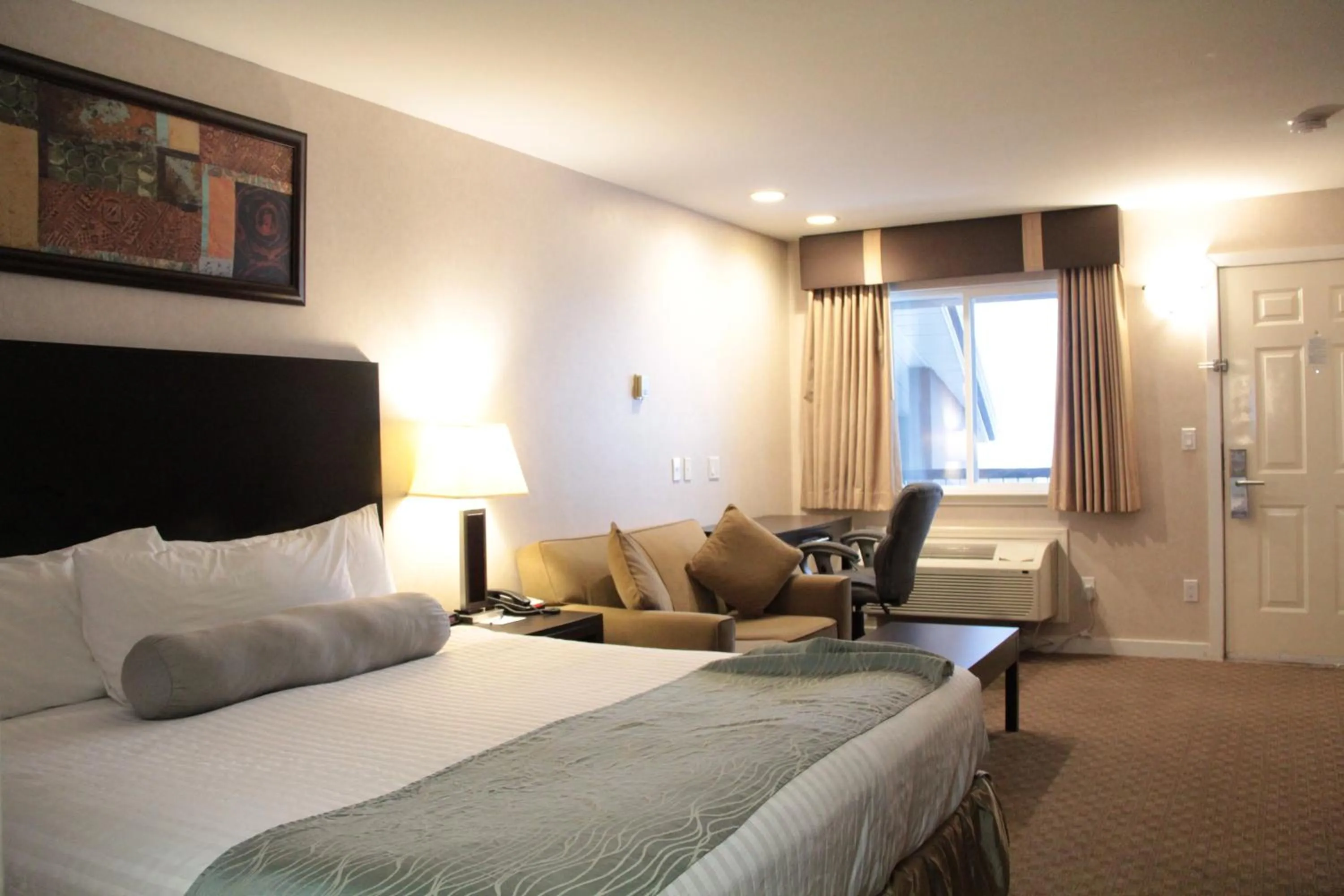 Bed in Travelodge by Wyndham Kamloops Mountview