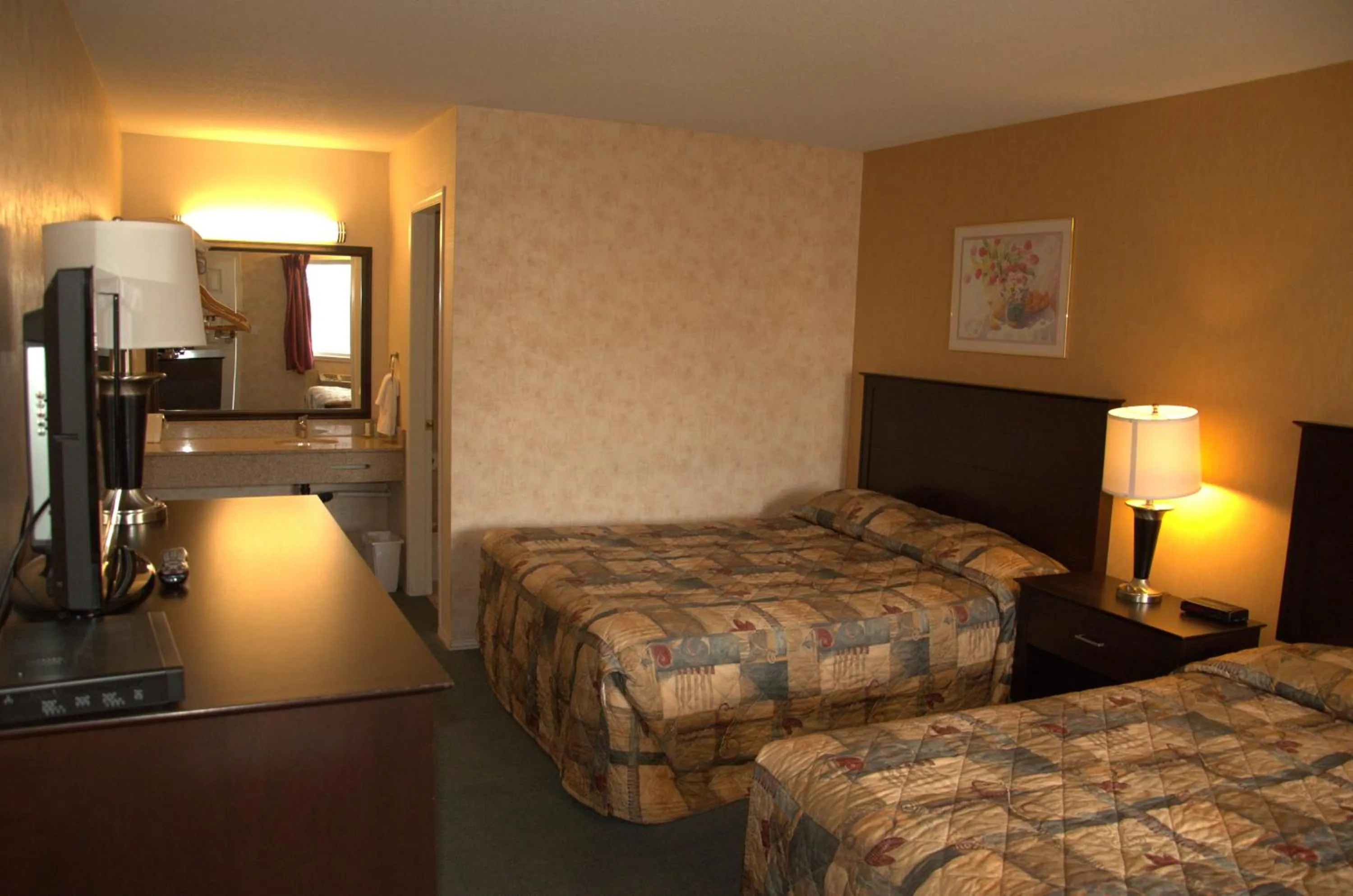 Photo of the whole room, Bed in Best Budget Inn & Suites Kamloops