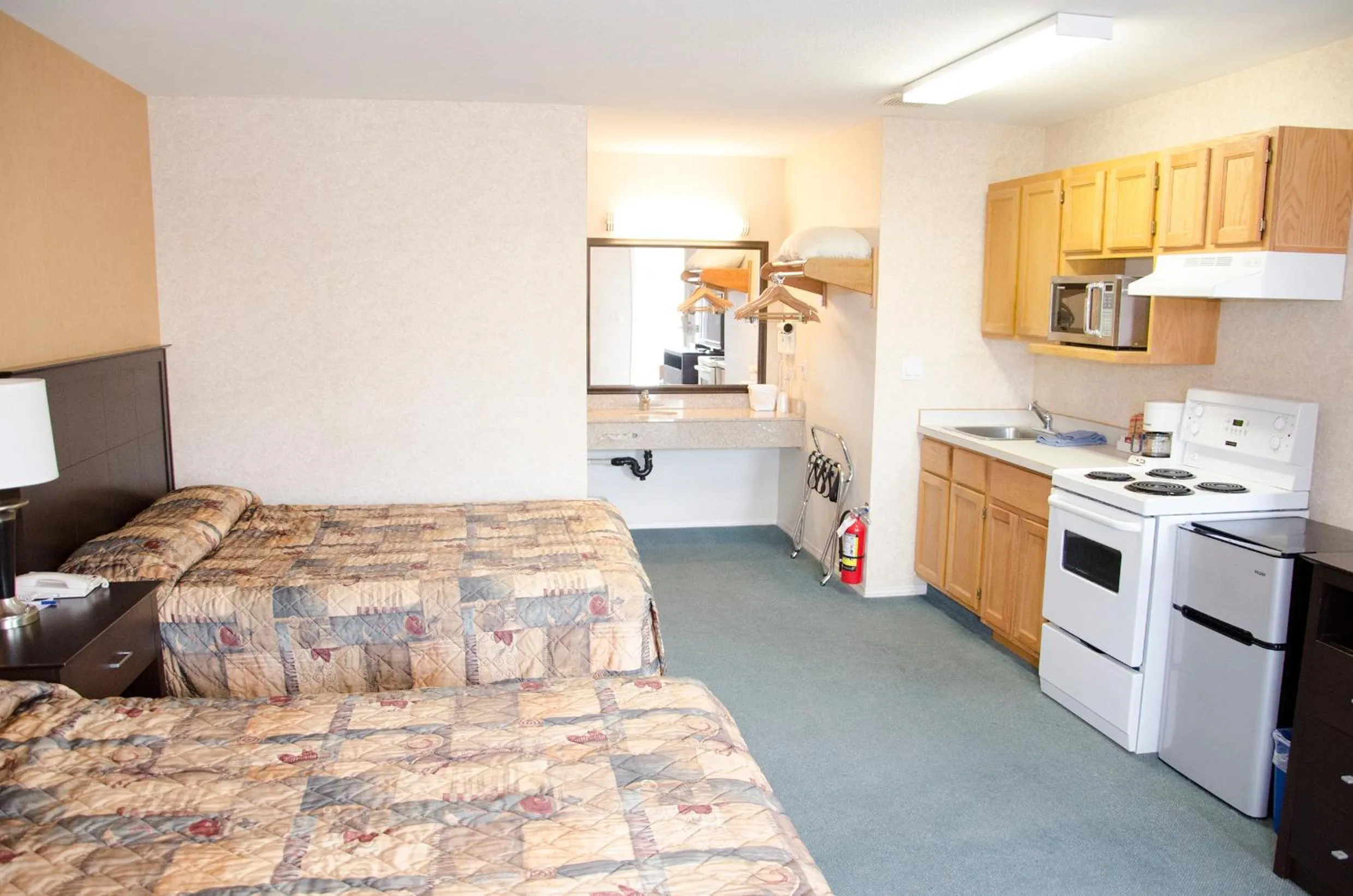 Photo of the whole room, Bed in Best Budget Inn & Suites Kamloops