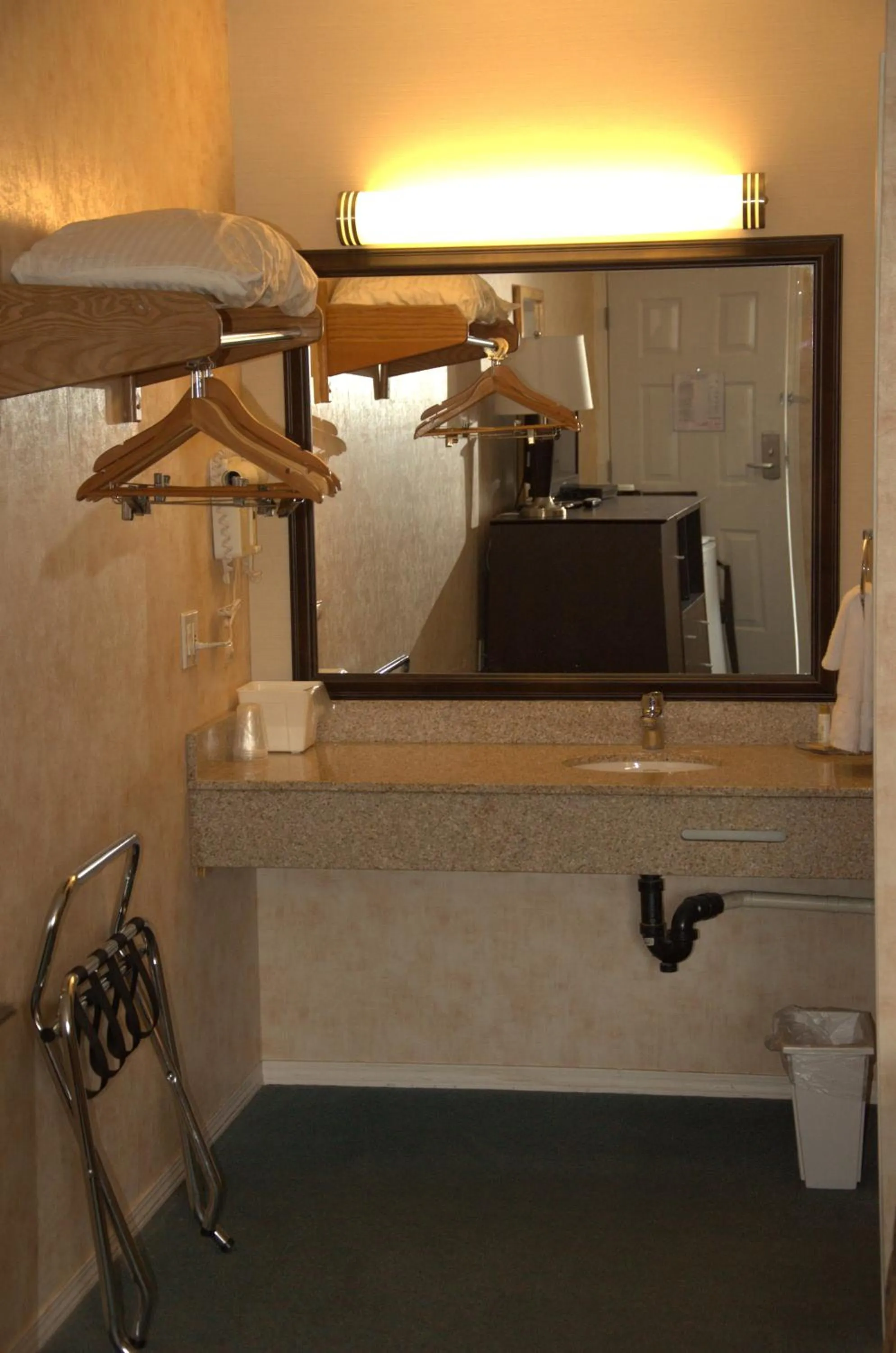 Bathroom in Best Budget Inn & Suites Kamloops