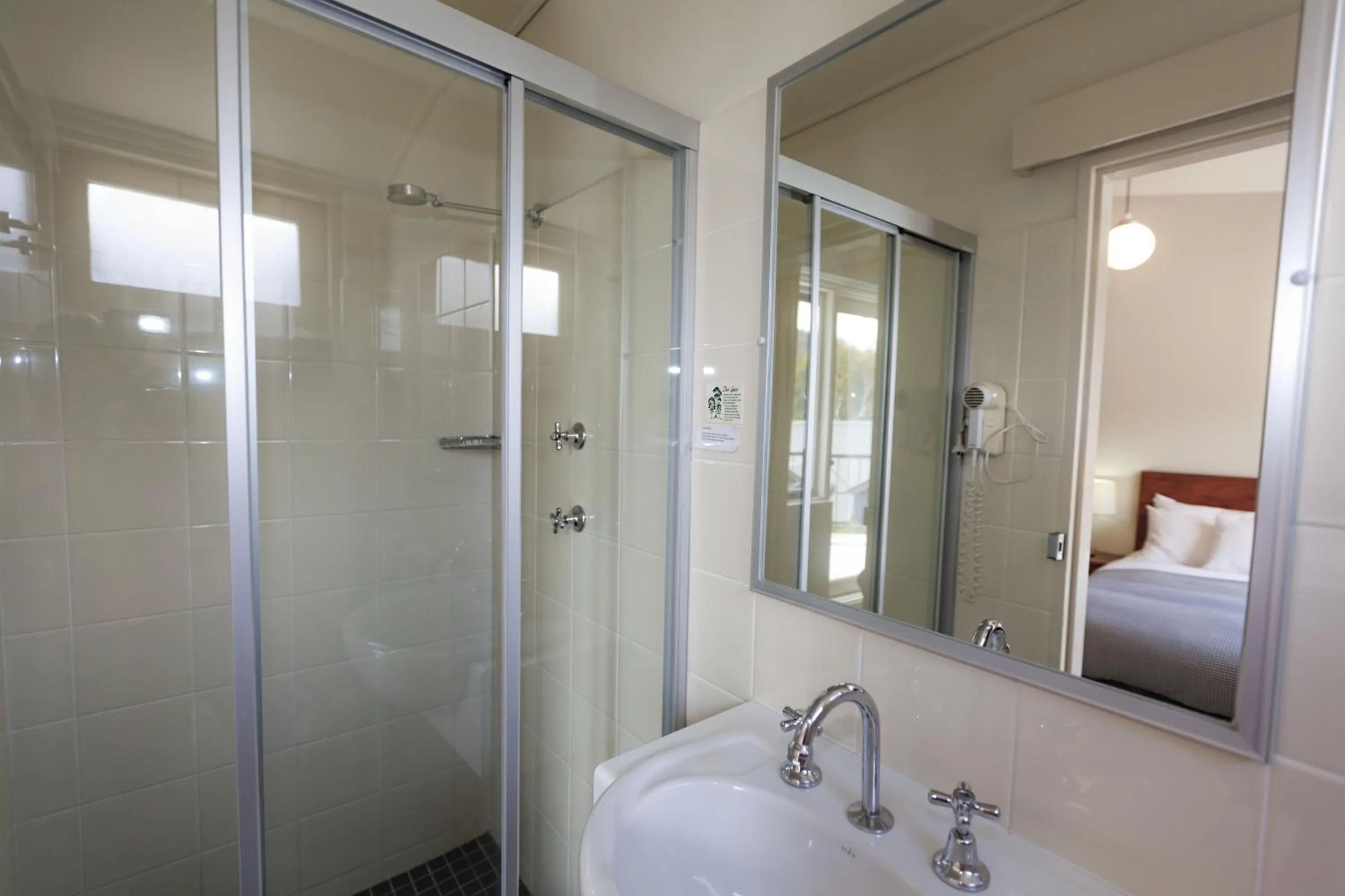 Bathroom, Bed in The Denman Hotel in Thredbo