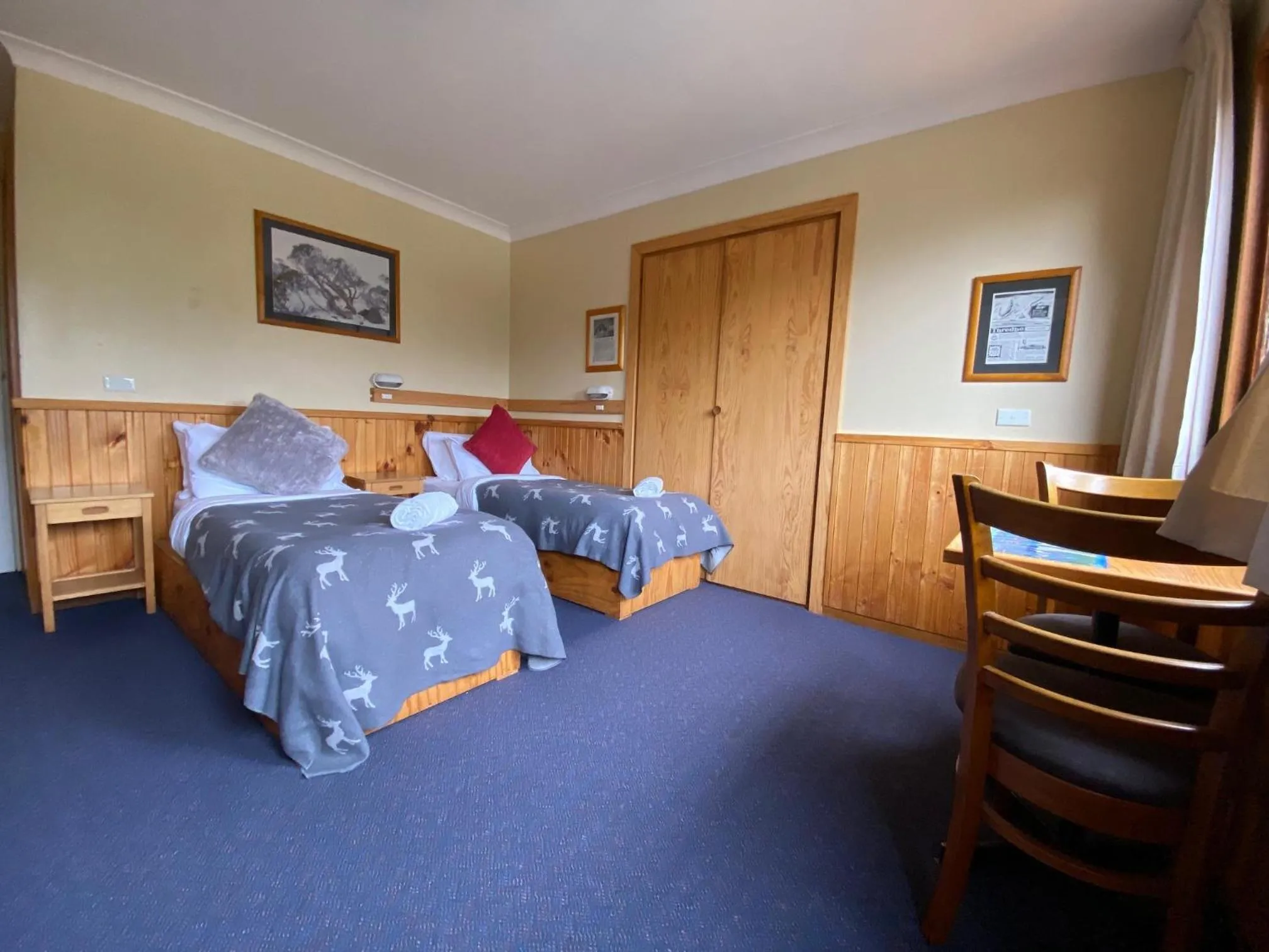 Bedroom, Bed in Candlelight Lodge