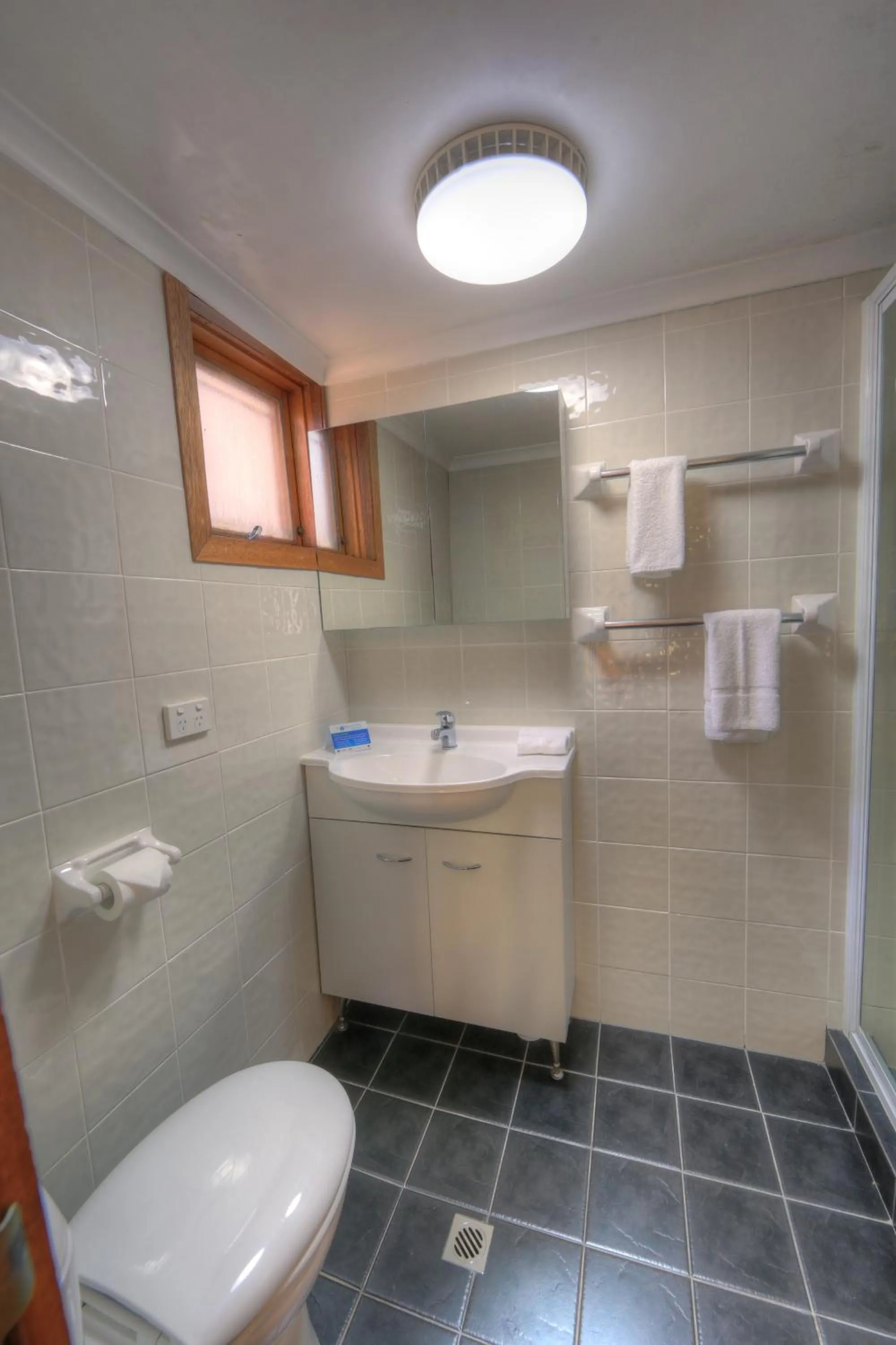 Bathroom in Candlelight Lodge