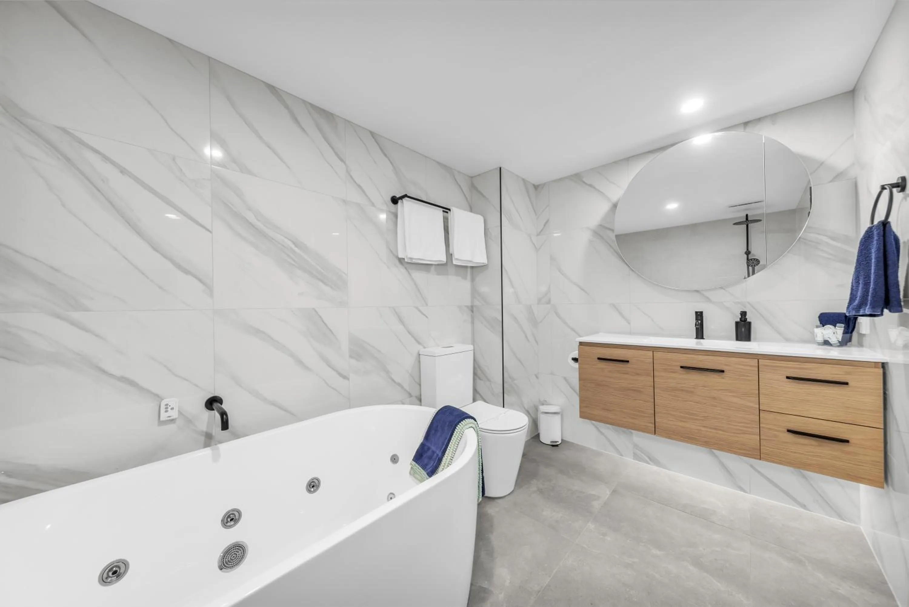 Hot Tub in The Palms Apartments