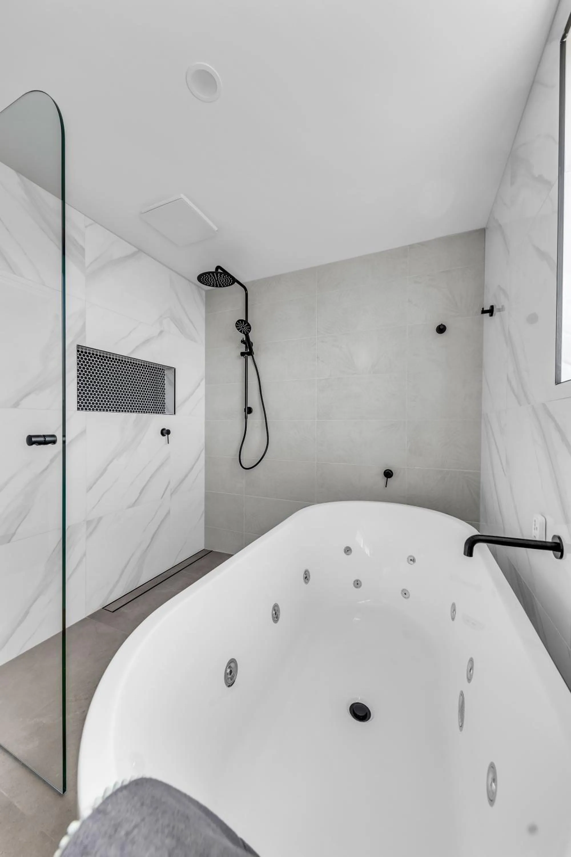 Hot Tub, Bed in The Palms Apartments