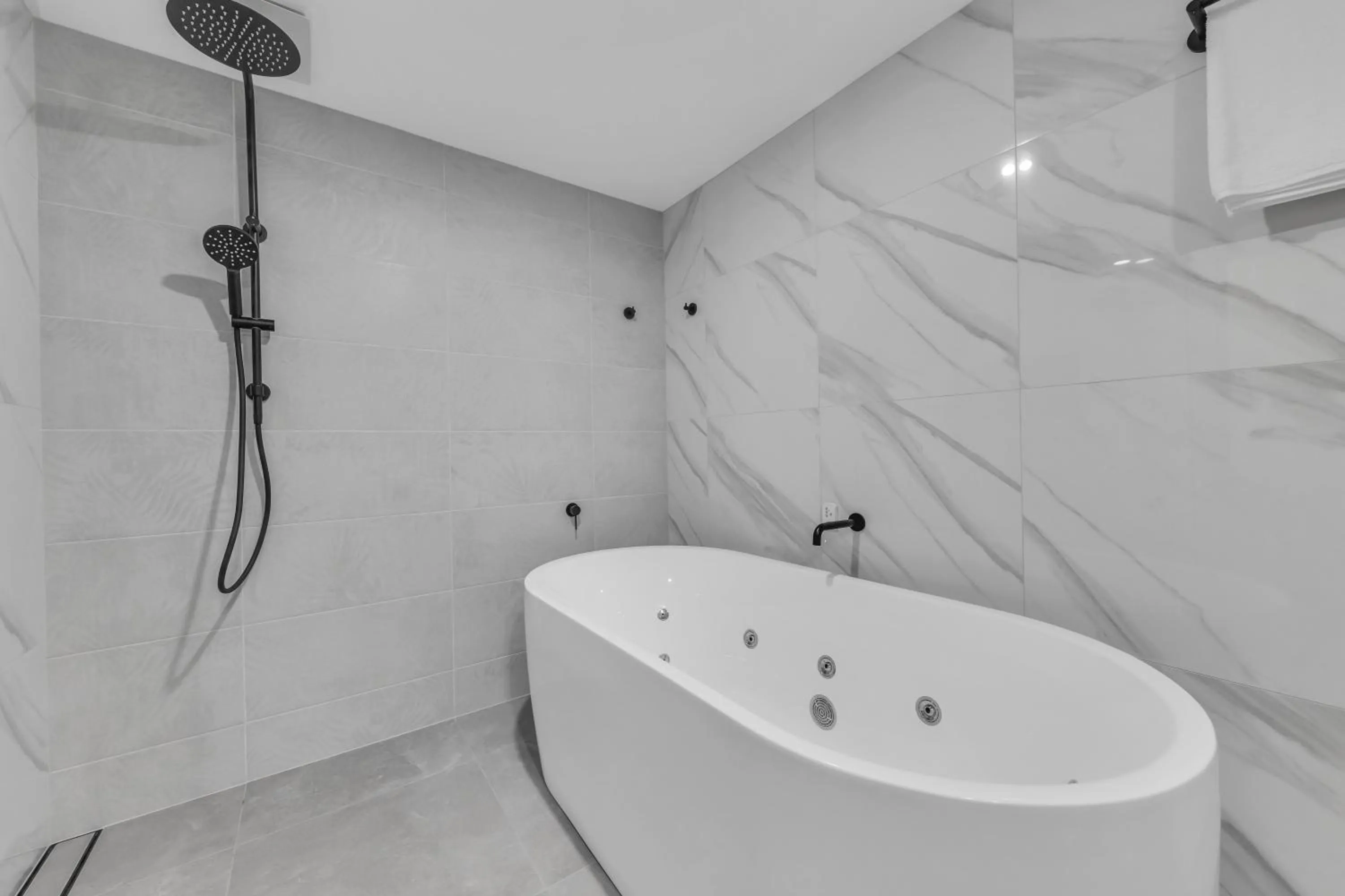 Hot Tub in The Palms Apartments