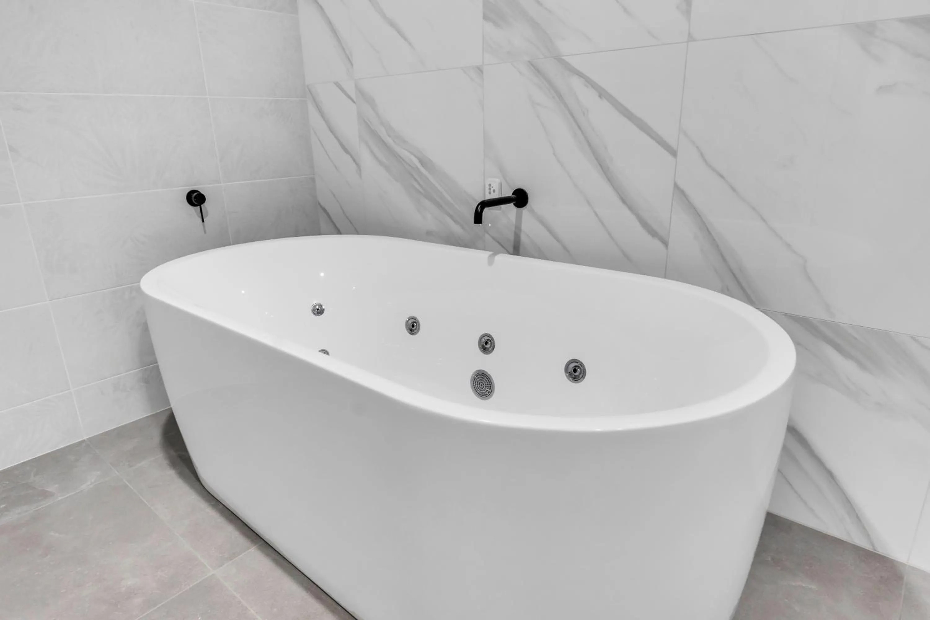 Hot Tub in The Palms Apartments