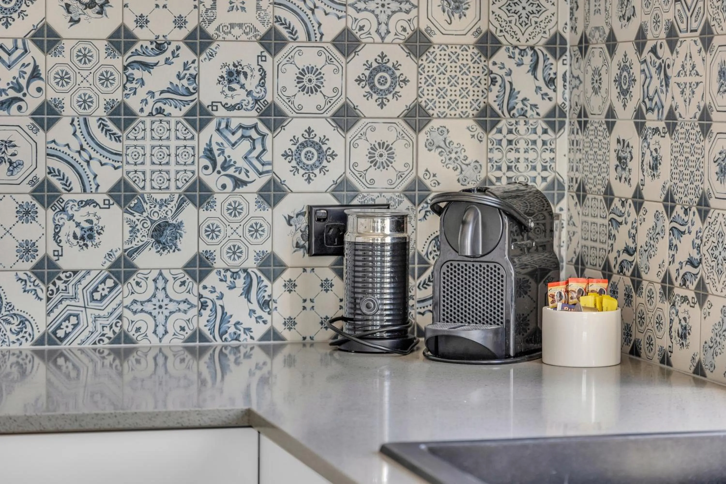 Coffee/tea facilities in The Palms Apartments