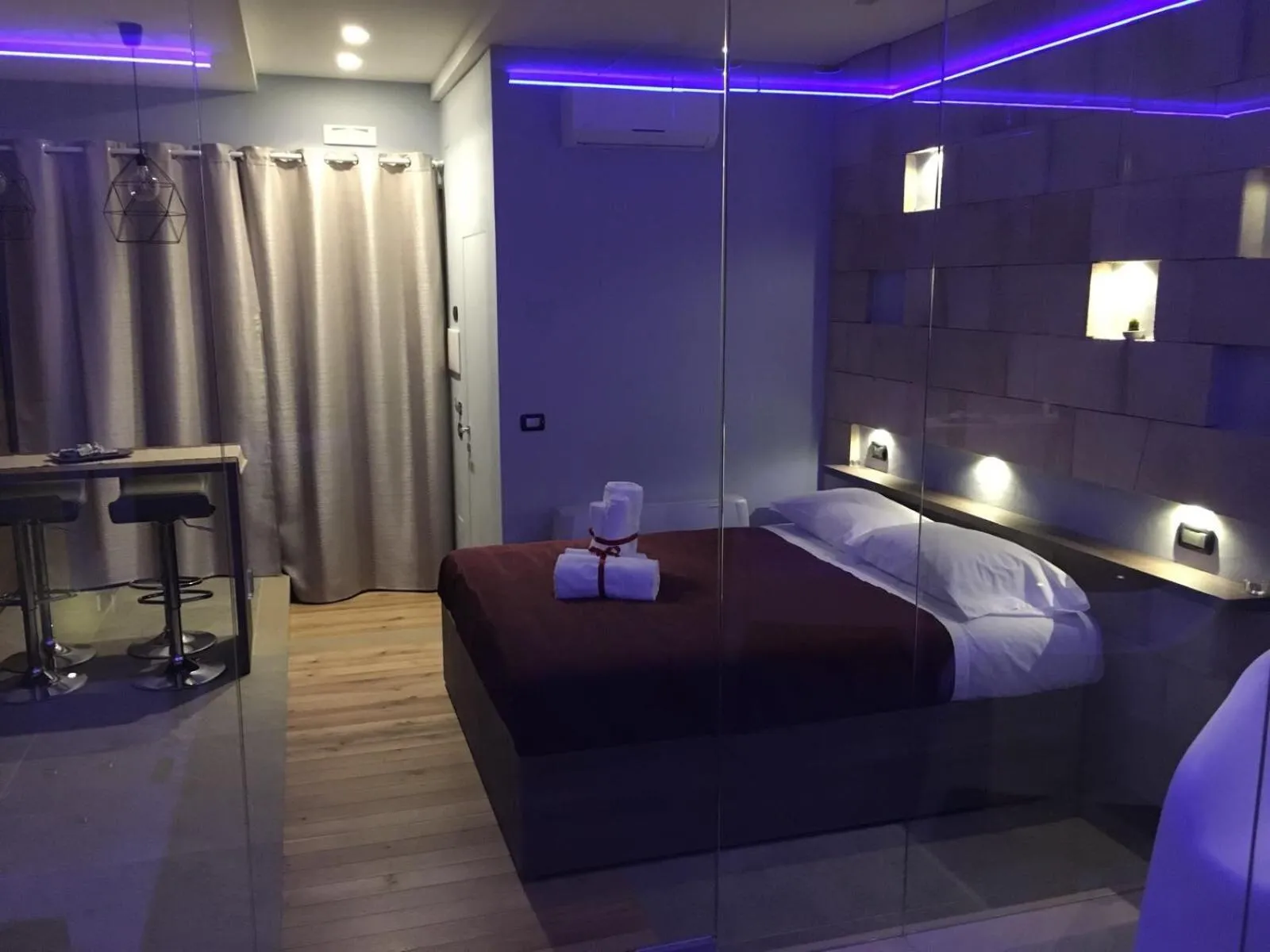 Photo of the whole room, Bed in Mater Aquae