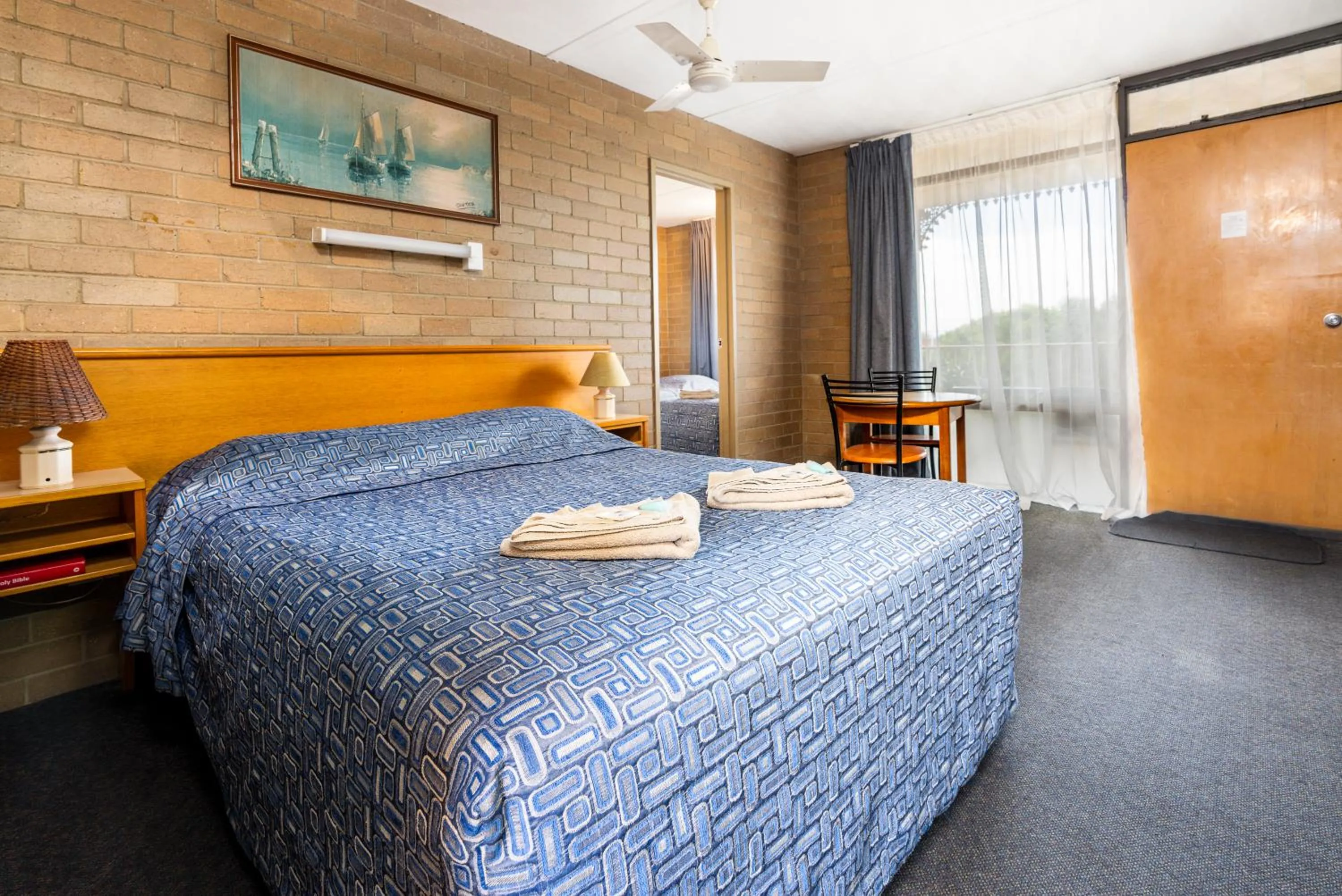 Bed in Town Centre Motor Inn