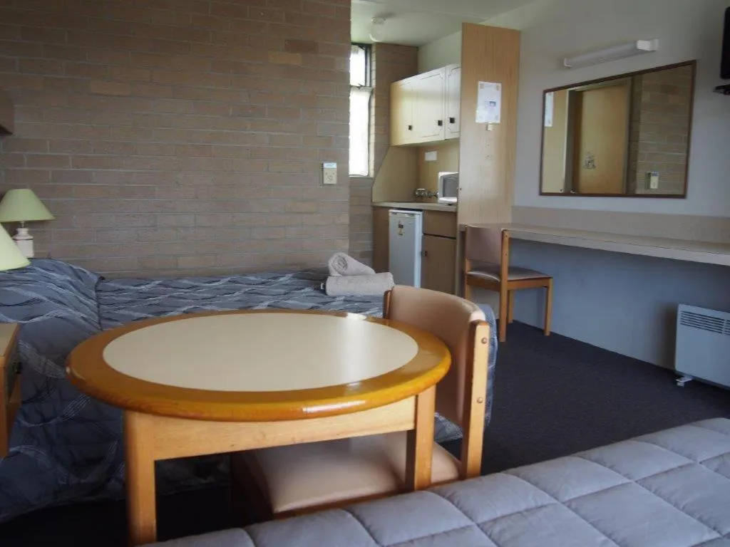 Bedroom in Town Centre Motor Inn