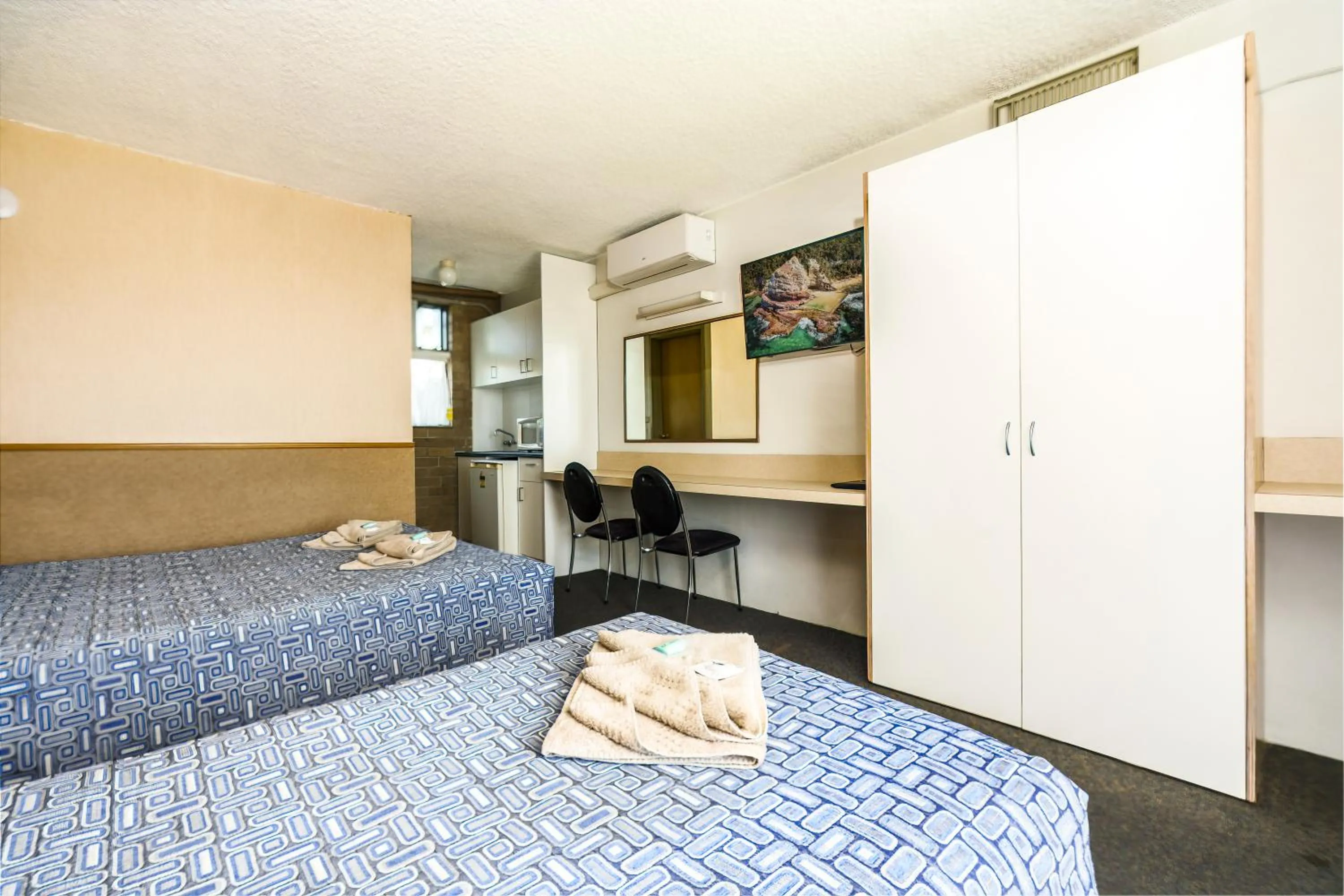 Bed in Town Centre Motor Inn