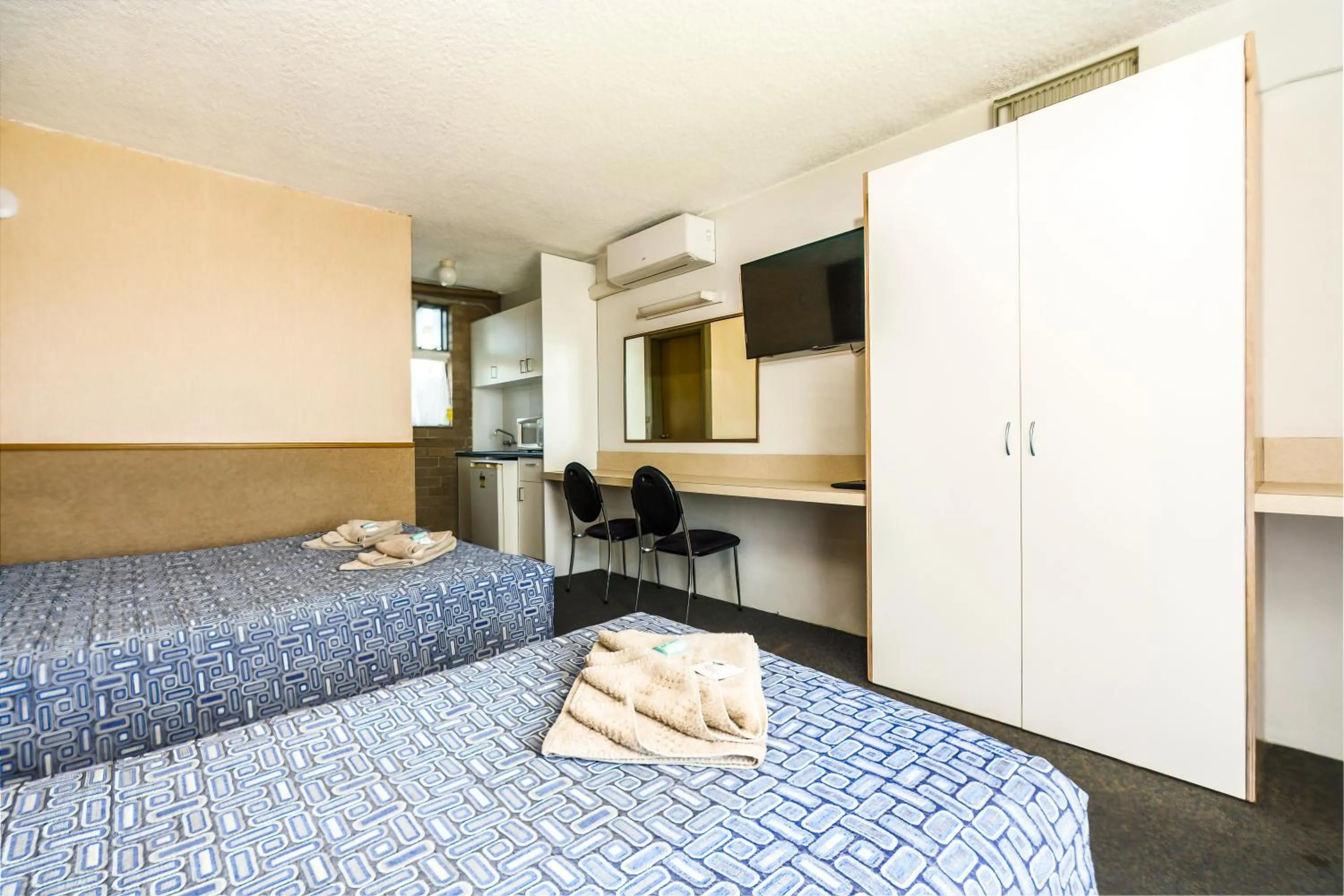 Bed in Town Centre Motor Inn