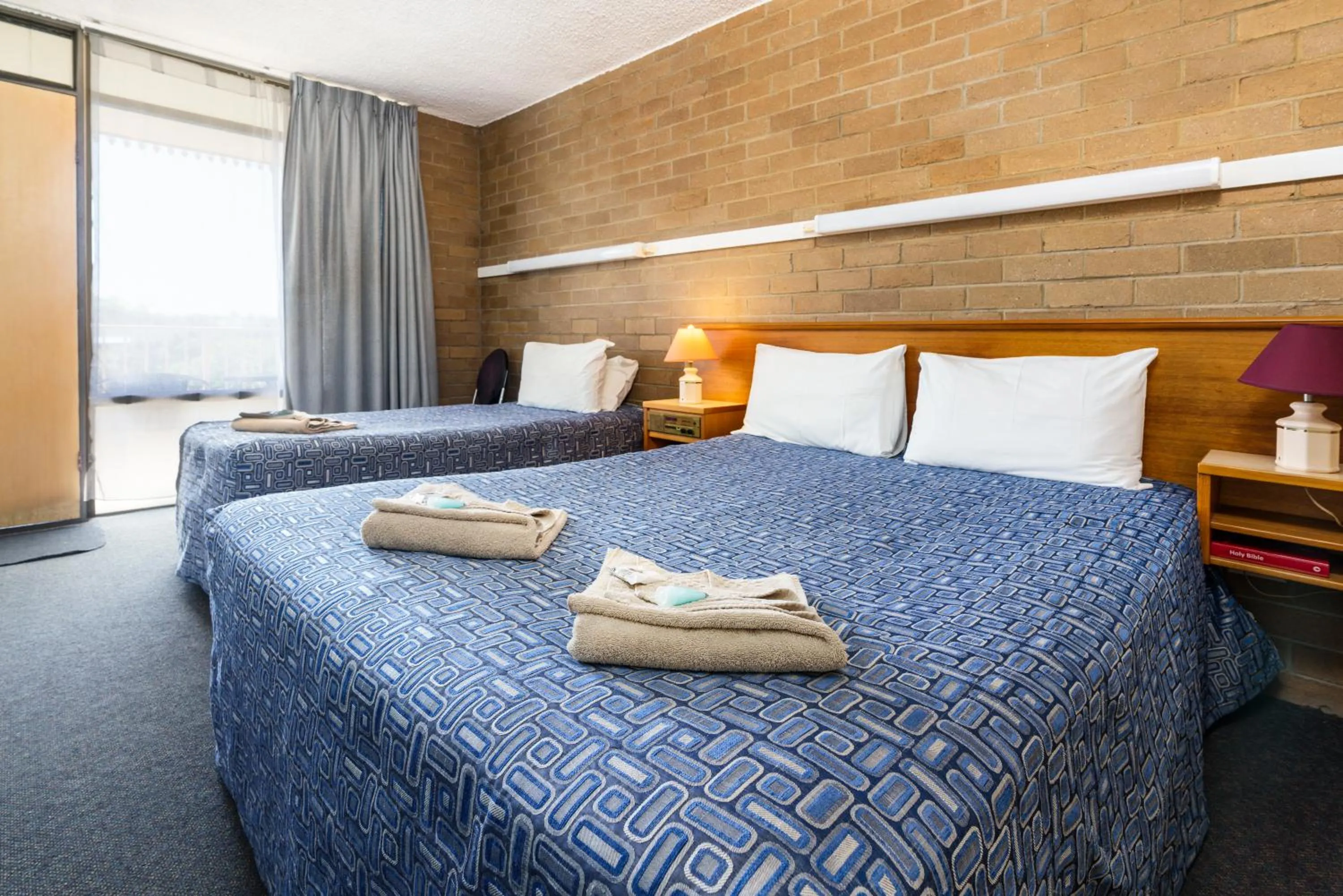 Bed in Town Centre Motor Inn