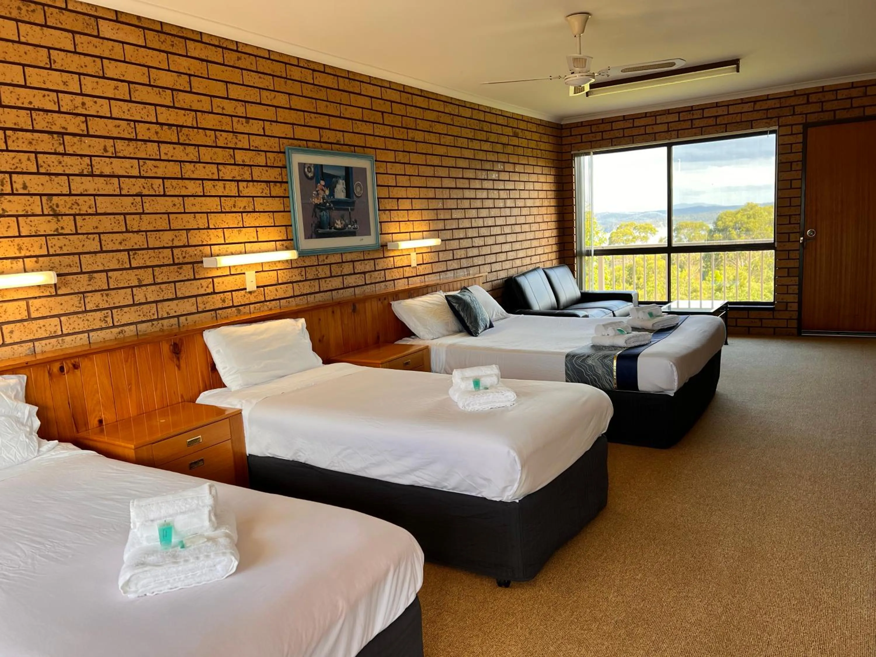 Bed in Bayview Motor Inn