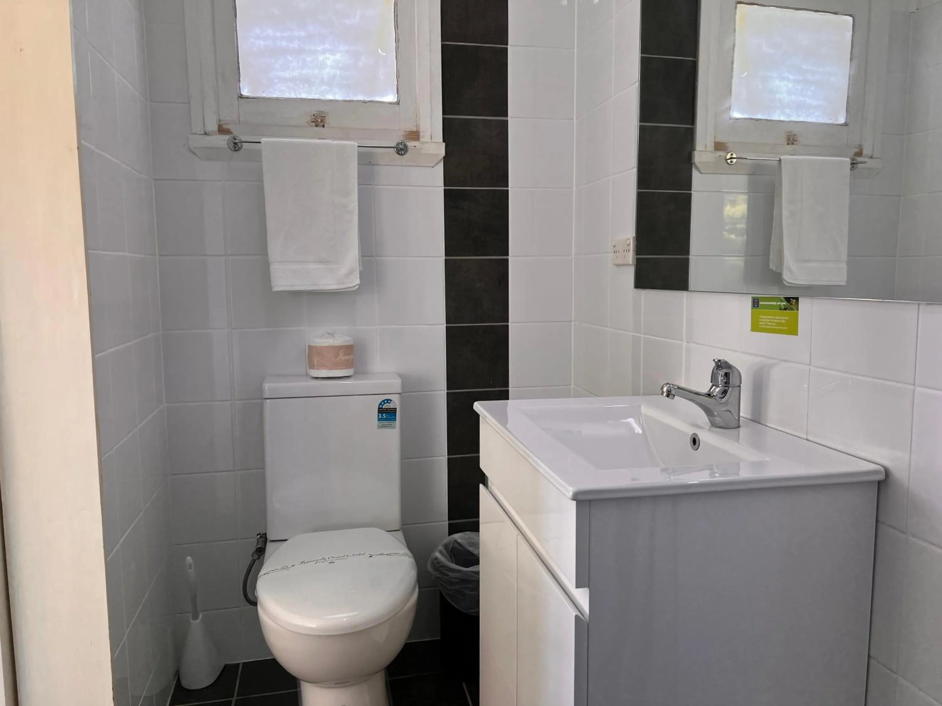 Toilet in Bayview Motor Inn