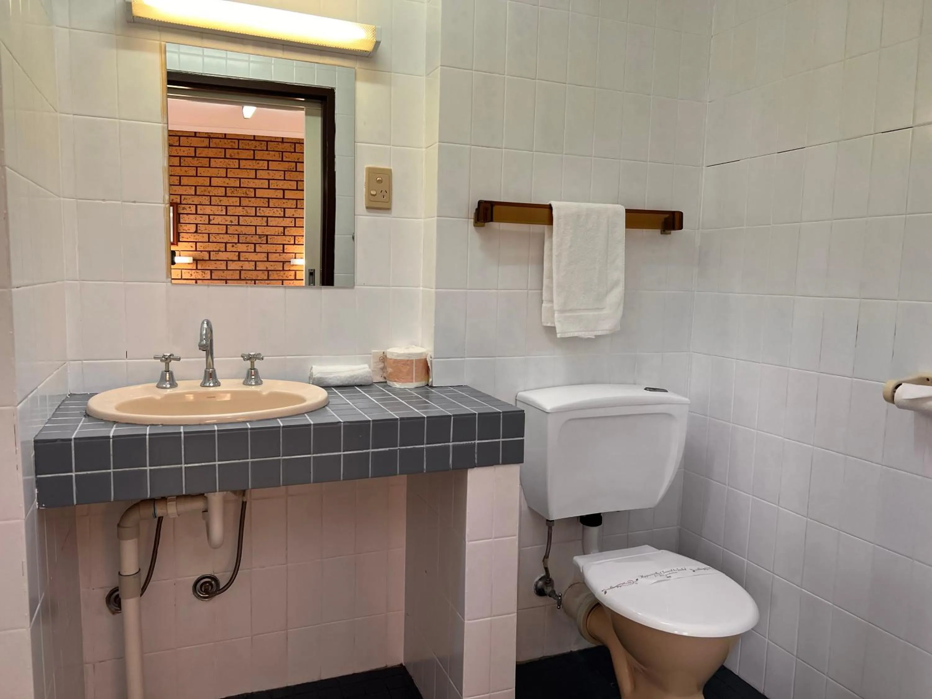 Shower in Bayview Motor Inn