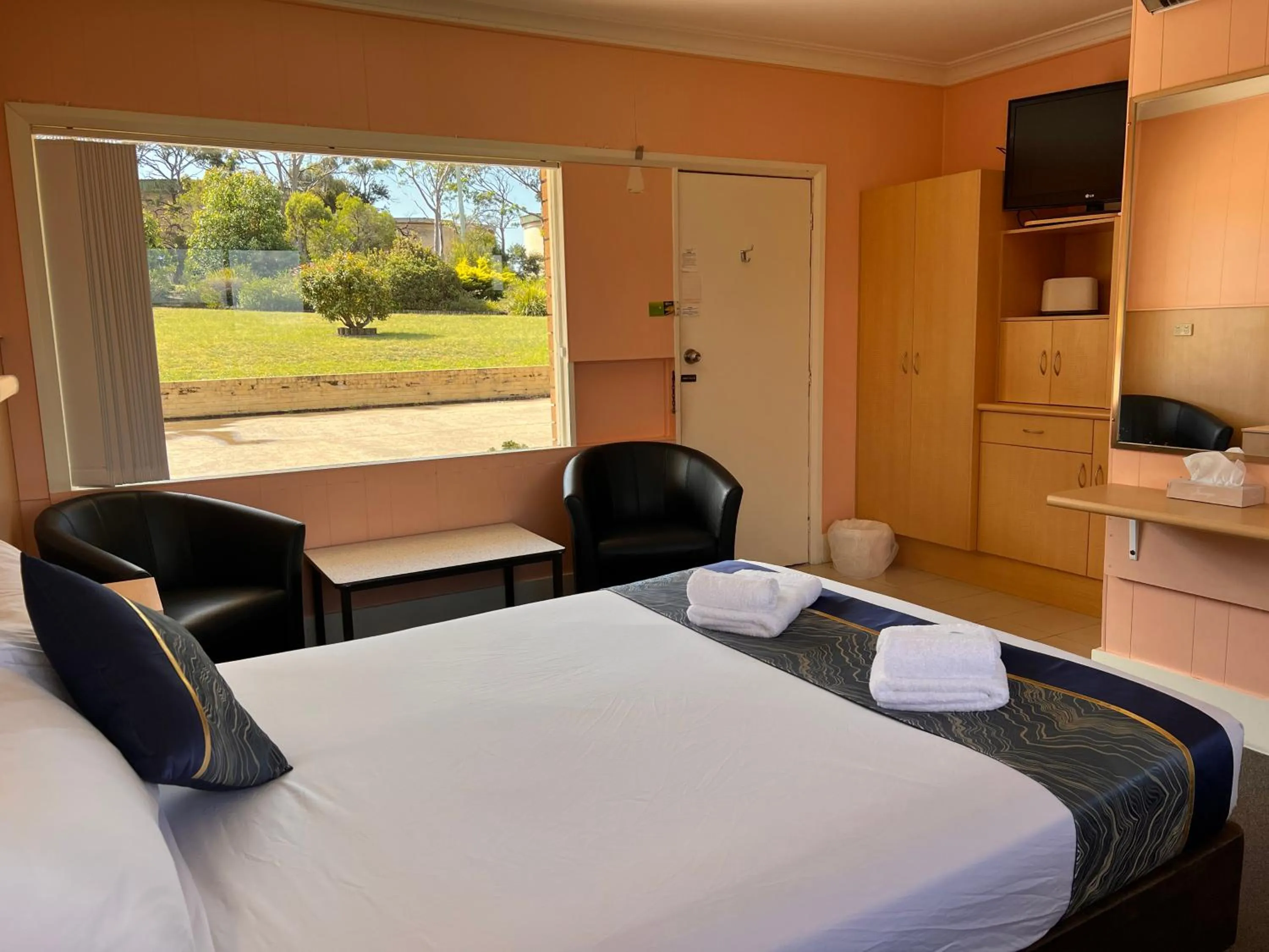 Bed in Bayview Motor Inn