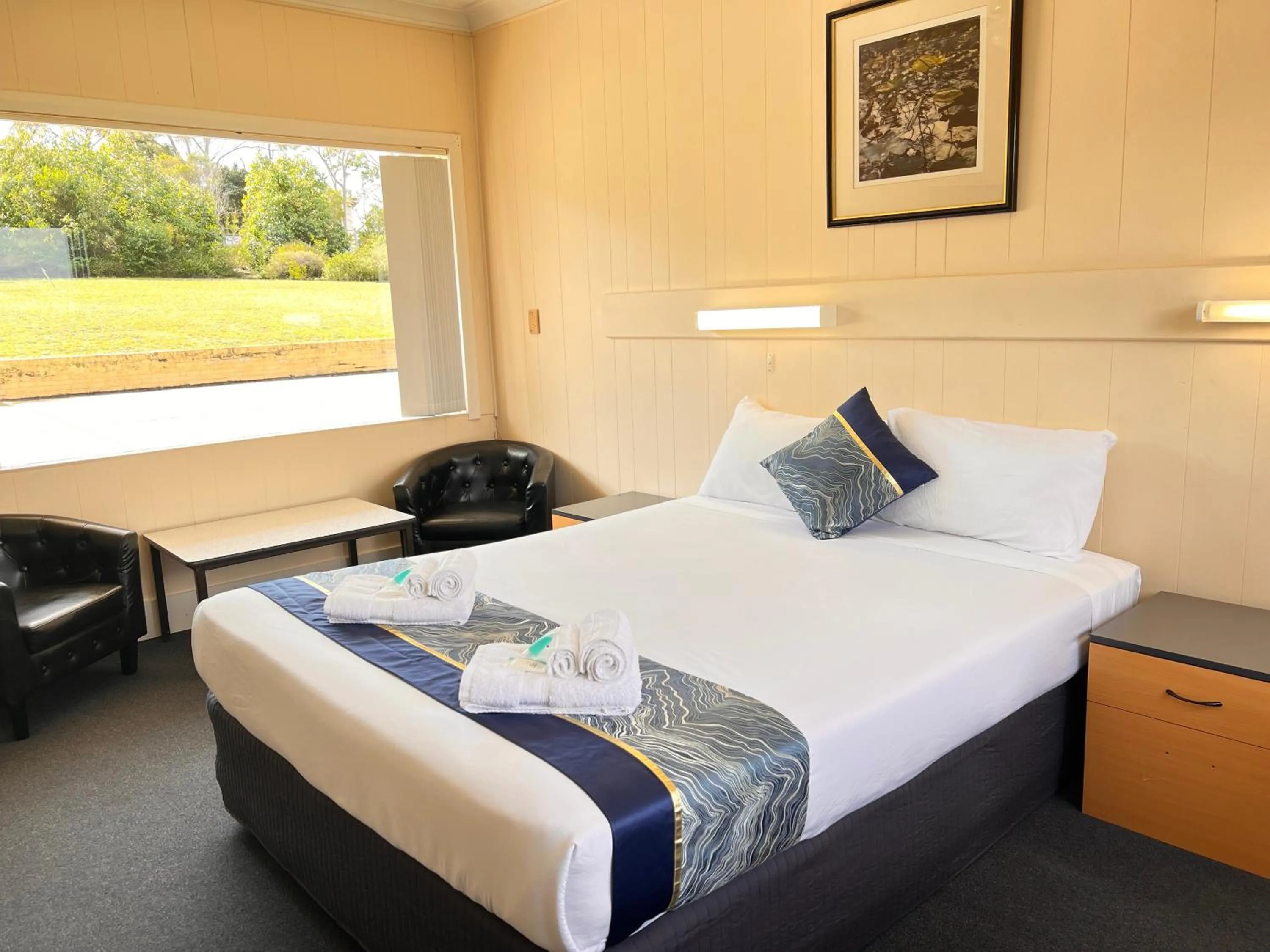 Bed in Bayview Motor Inn