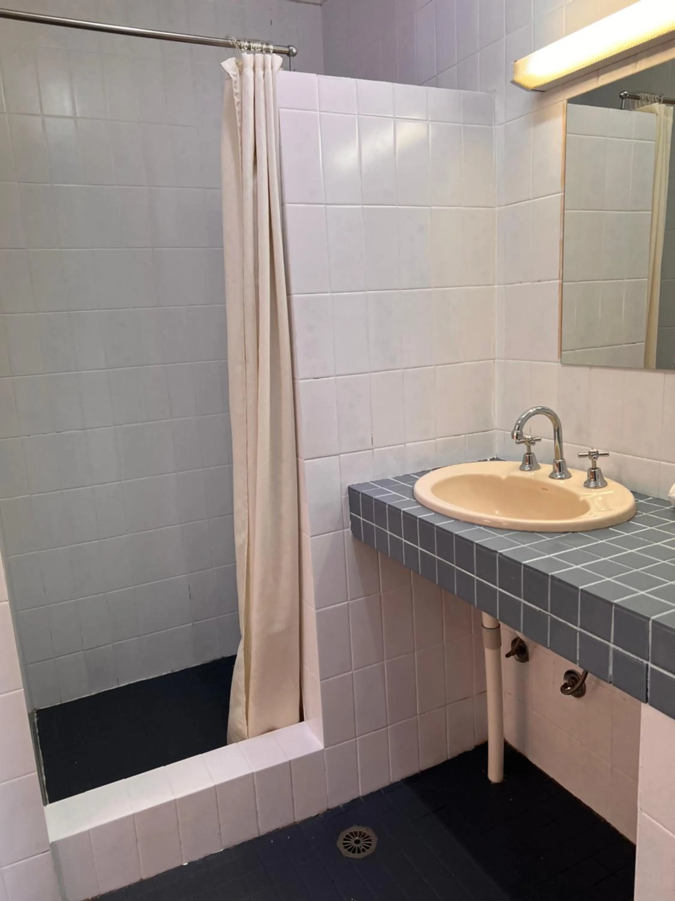 Shower in Bayview Motor Inn