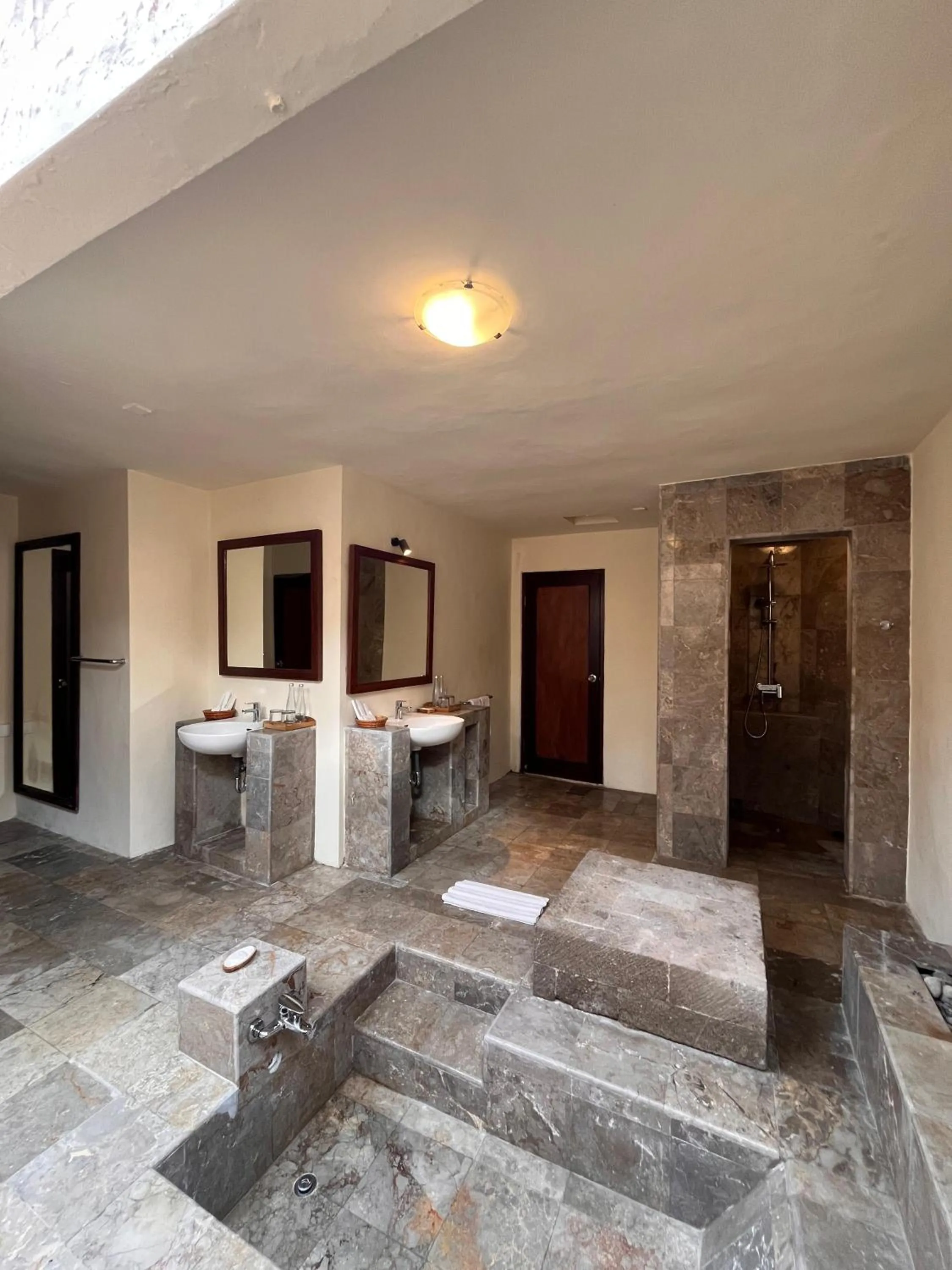 Bathroom in Visakha Sanur by Puri Signatures