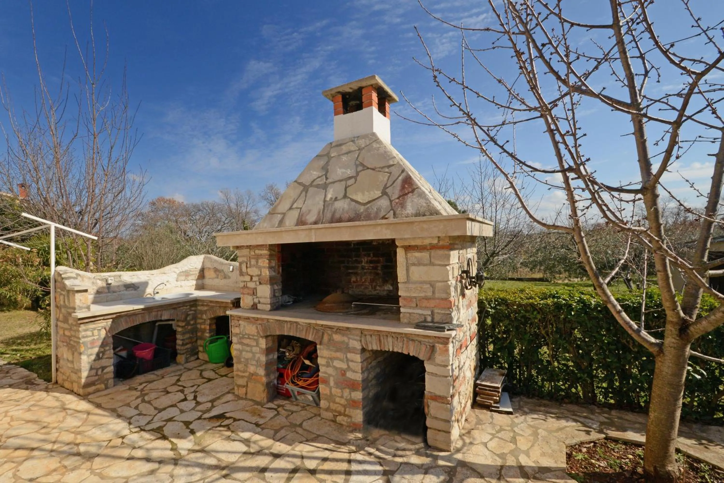 BBQ facilities in Villa Zare