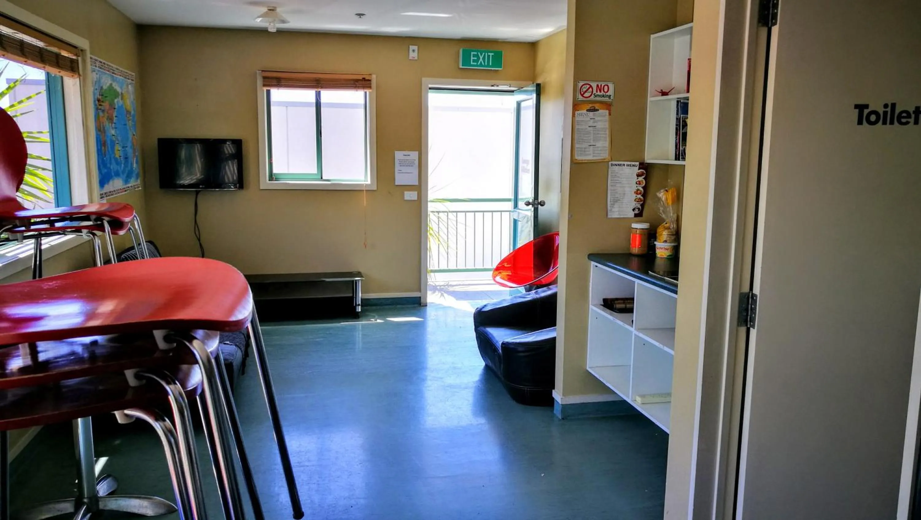 Communal lounge/ TV room in Astray Motel