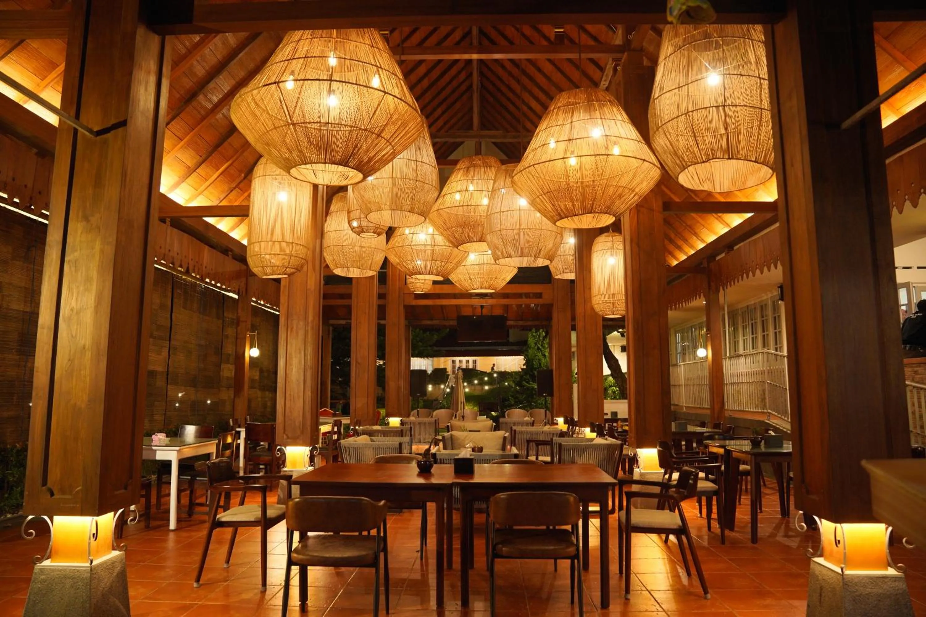 Restaurant/places to eat in Hotel Indah Palace Tawangmangu