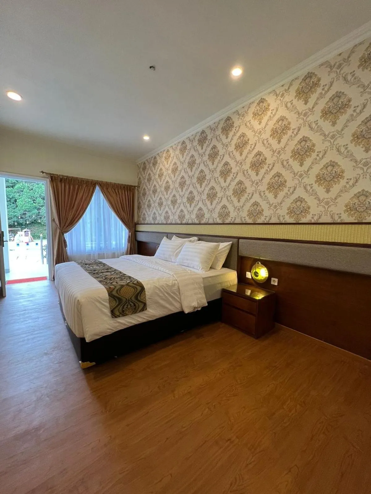 Bed in Hotel Indah Palace Tawangmangu