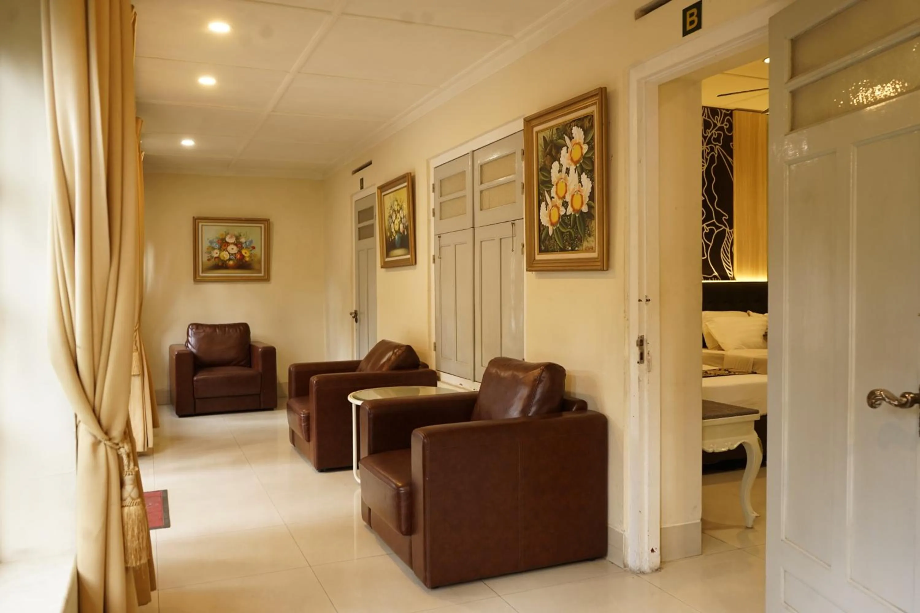 Living room, Bed in Hotel Indah Palace Tawangmangu