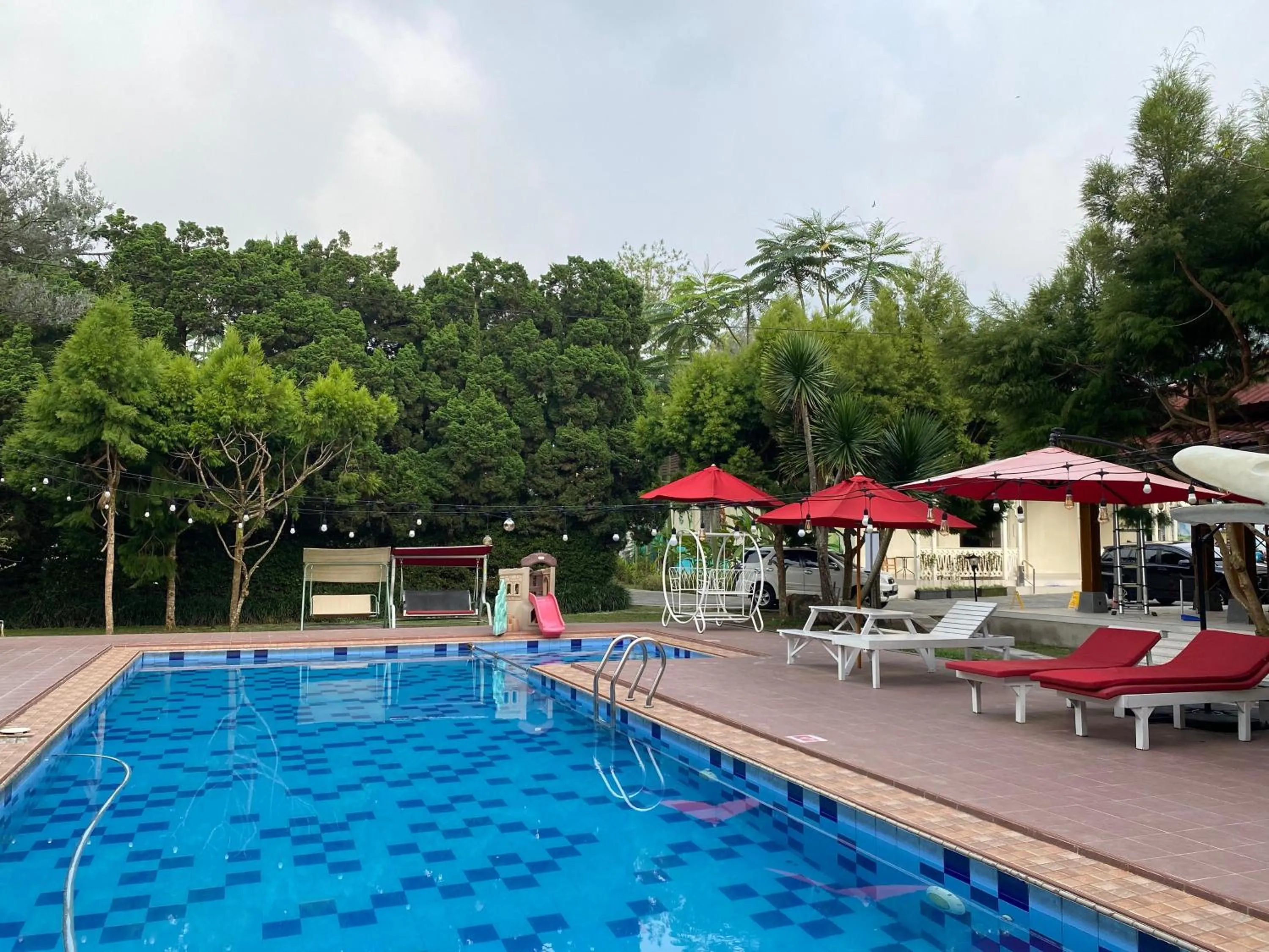 Swimming pool in Hotel Indah Palace Tawangmangu