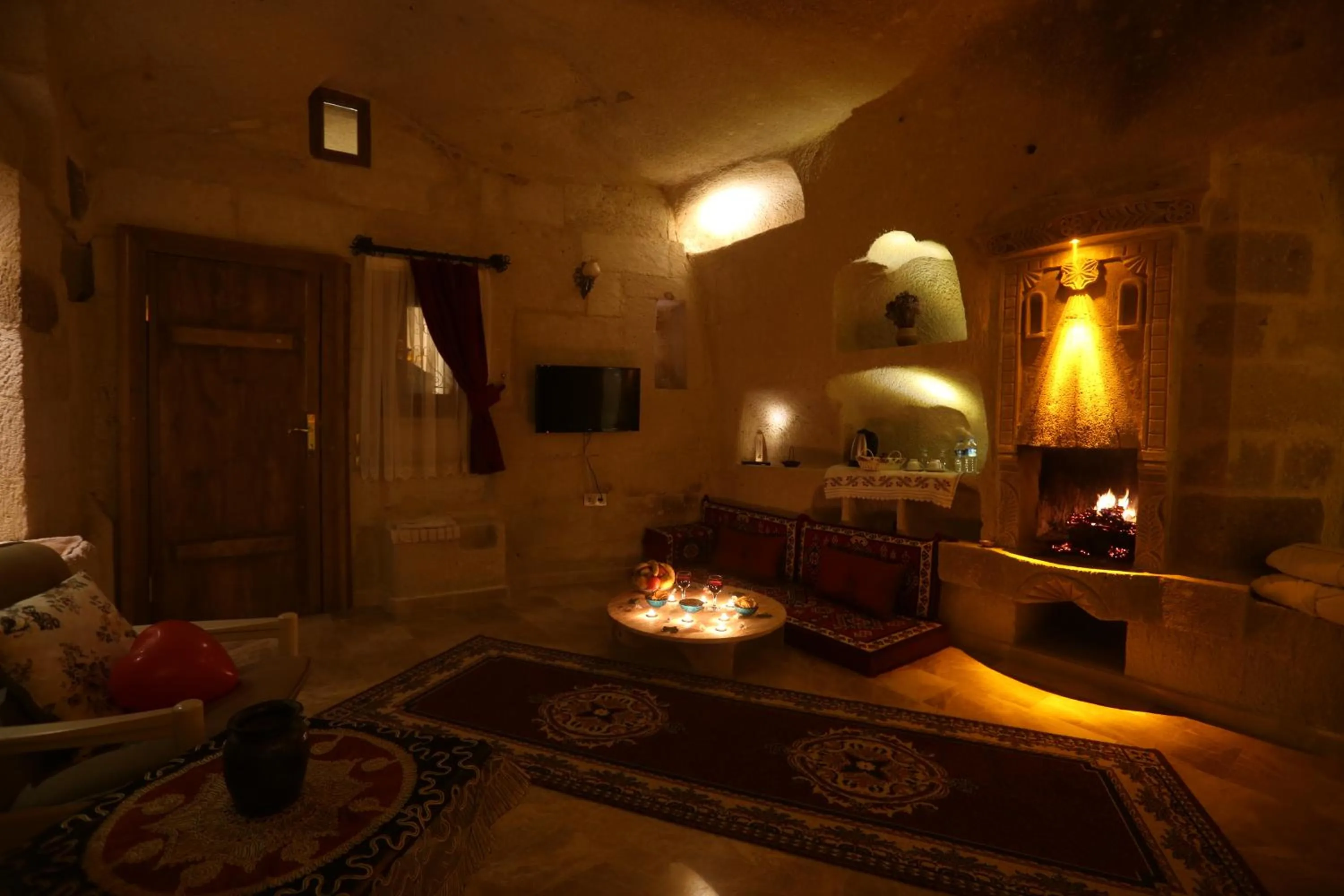 Night in Abu Hayat Cave Suites