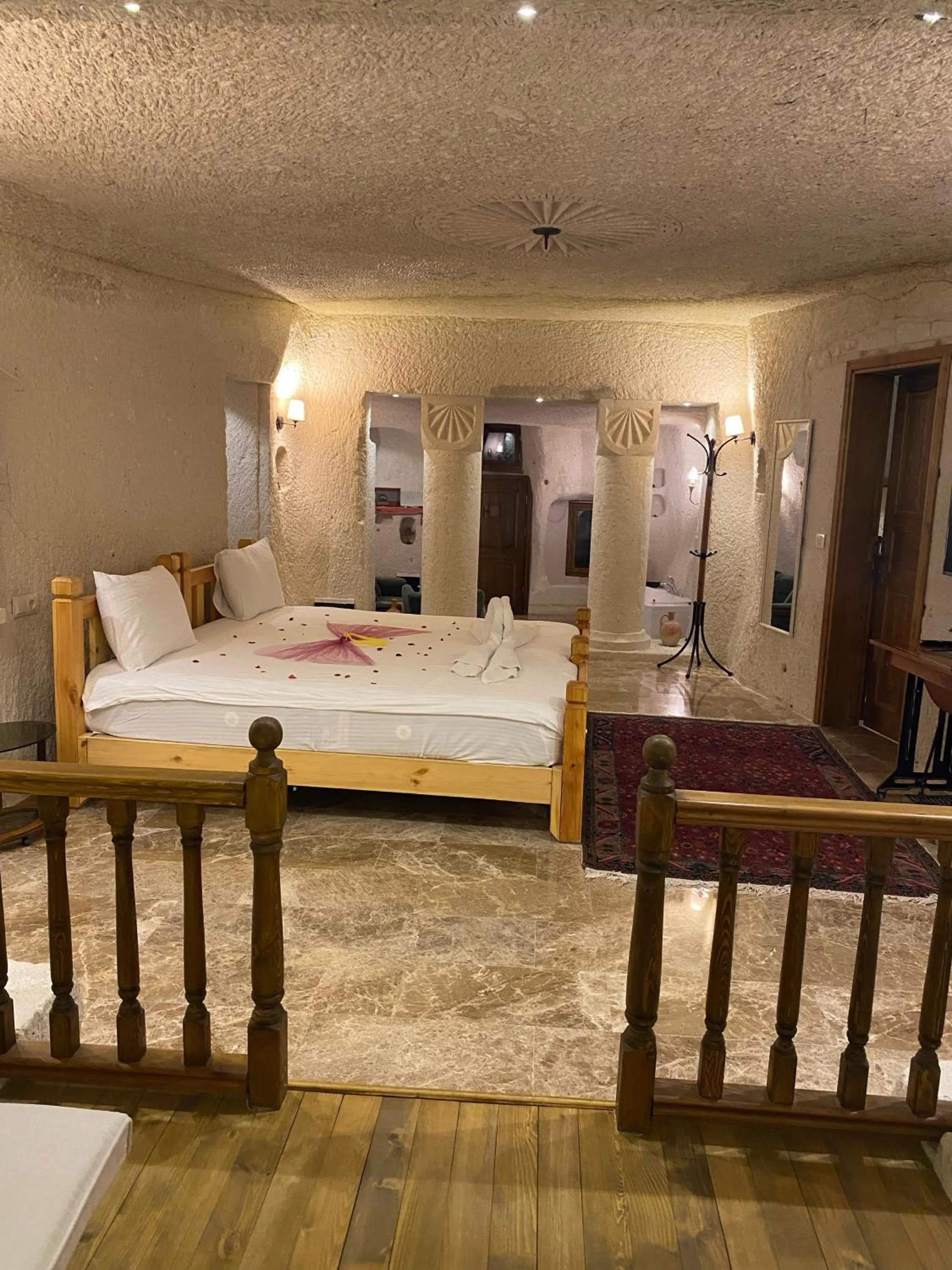 Photo of the whole room, Bed in Abu Hayat Cave Suites