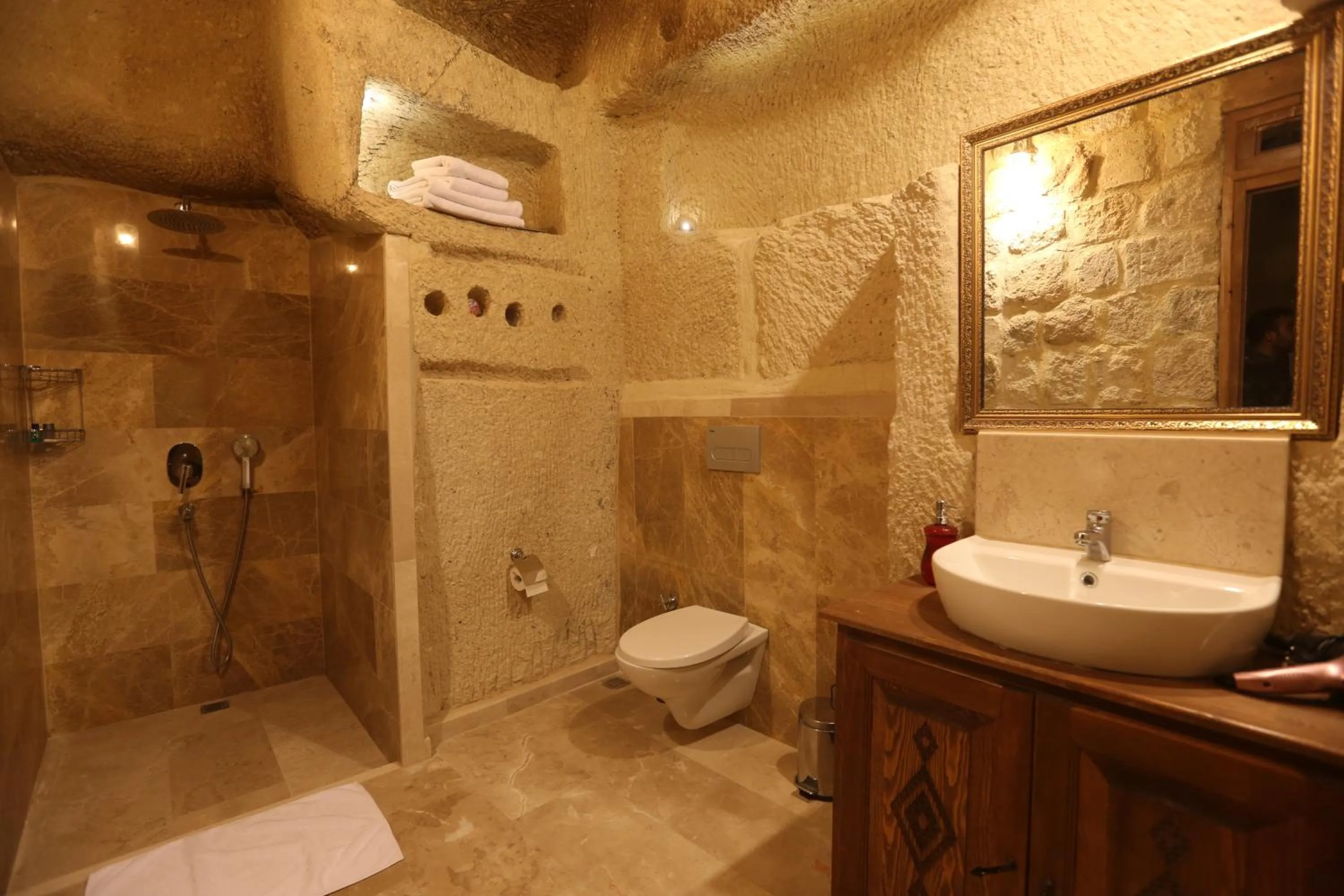 Bathroom in Abu Hayat Cave Suites