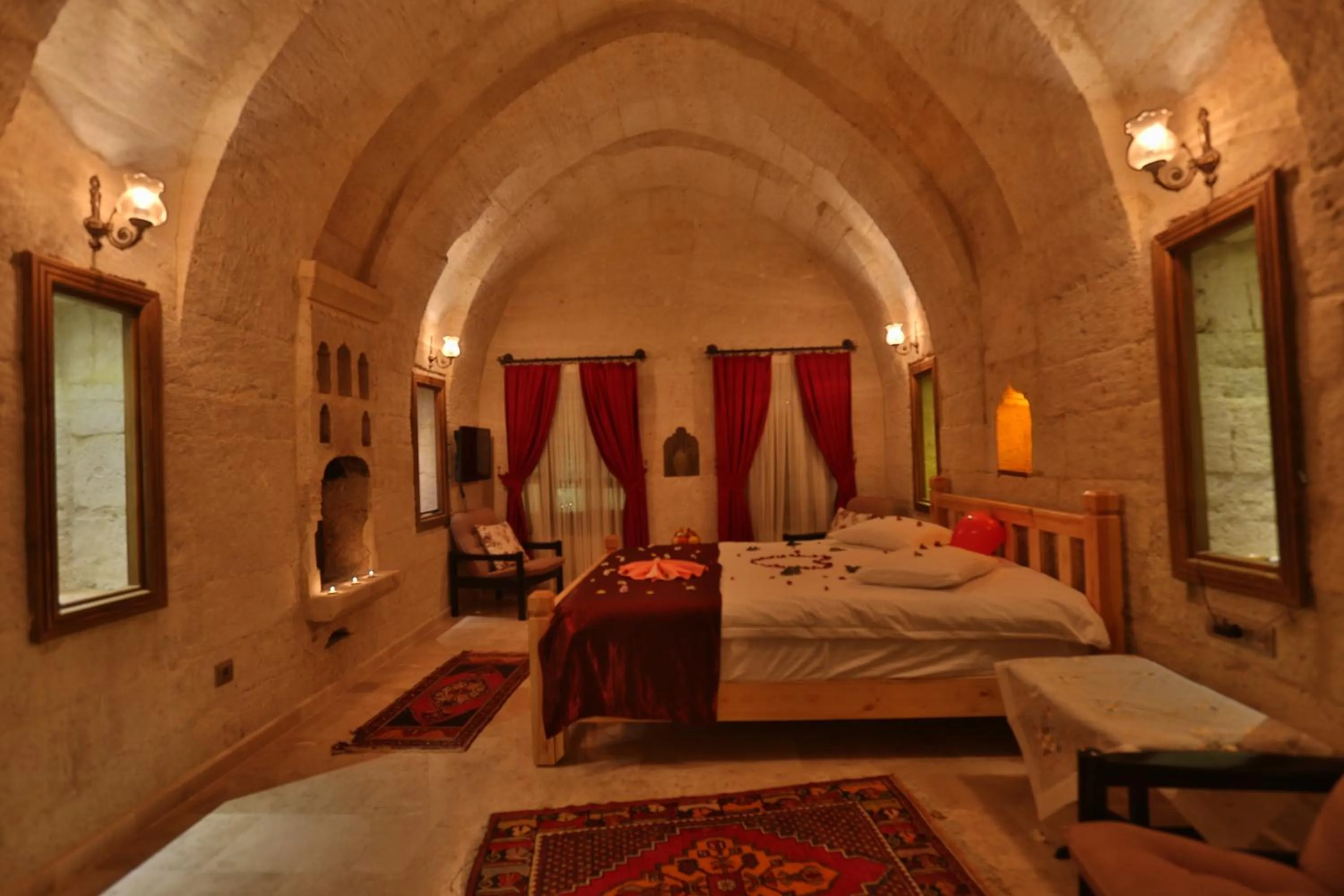 Photo of the whole room, Bed in Abu Hayat Cave Suites