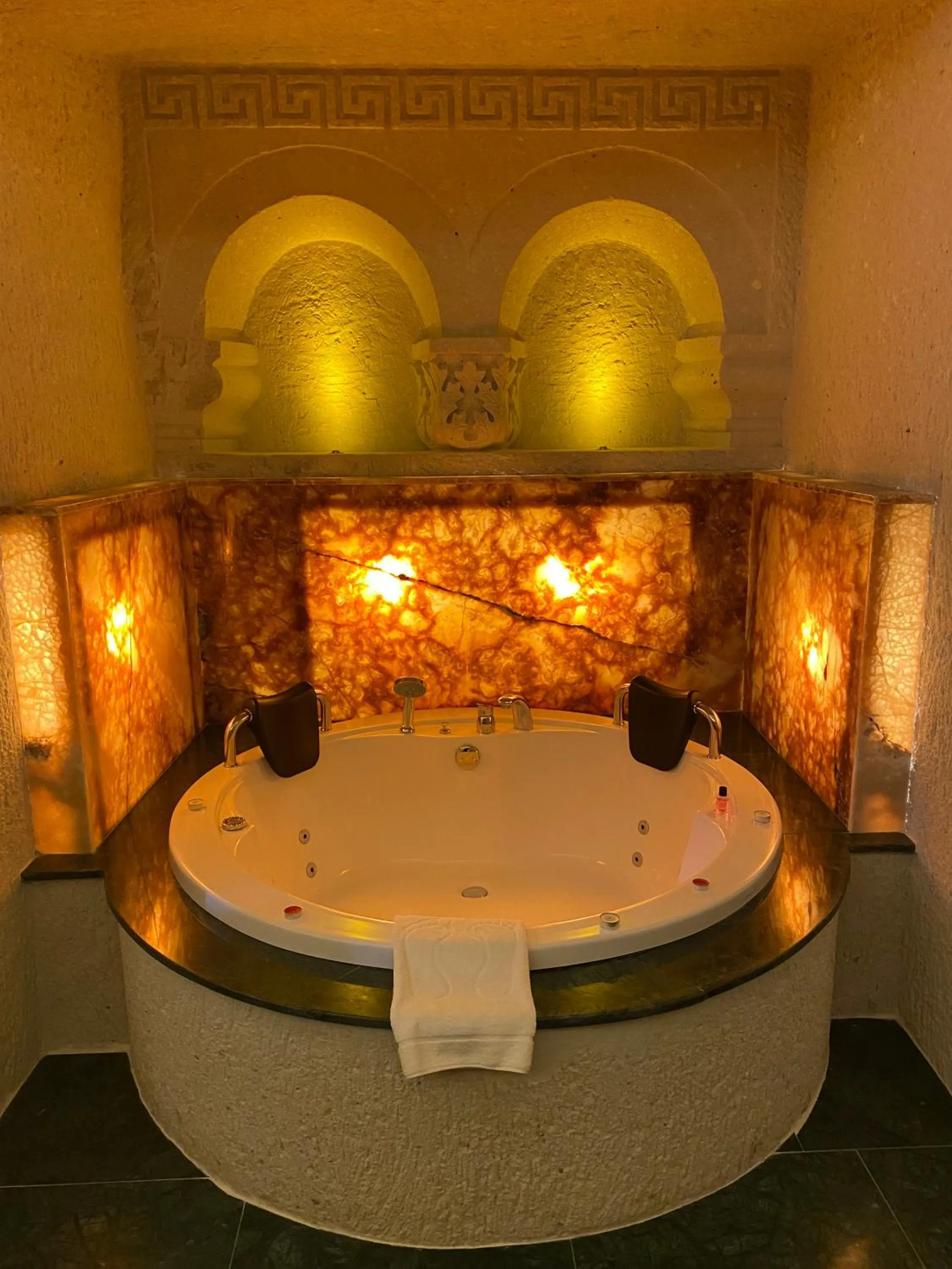Hot Tub in Abu Hayat Cave Suites