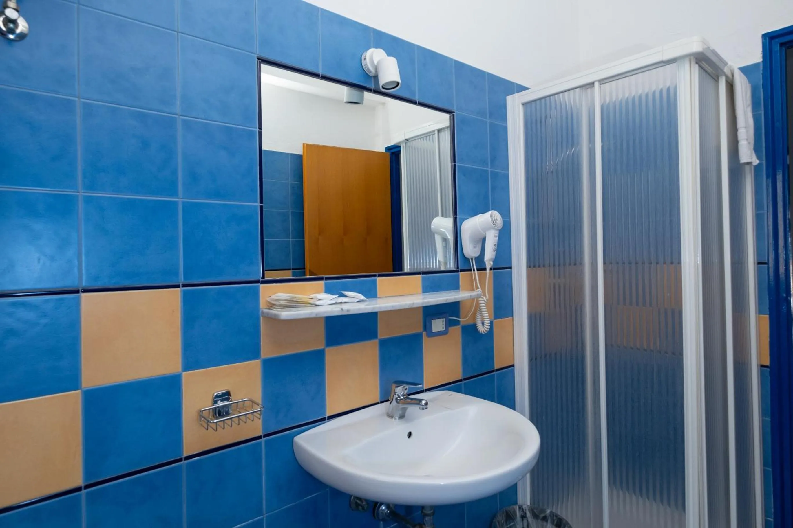 Shower in Oasi Azzurra