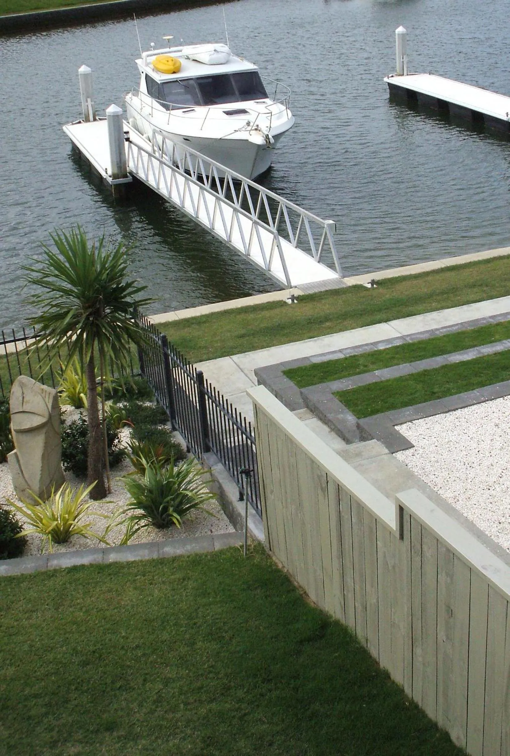 Garden in Sovereign Pier On The Waterways