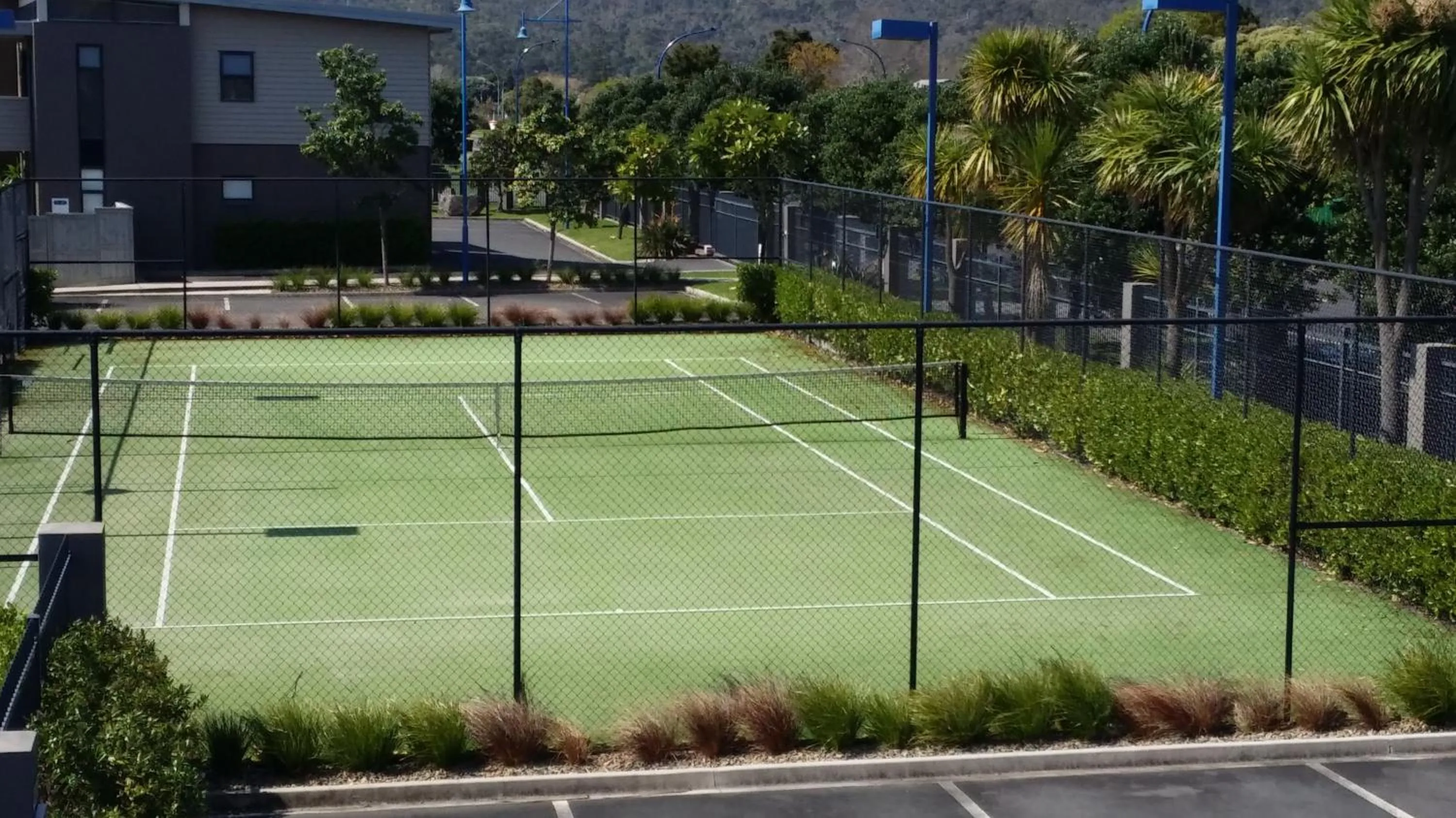 Tennis court in Sovereign Pier On The Waterways