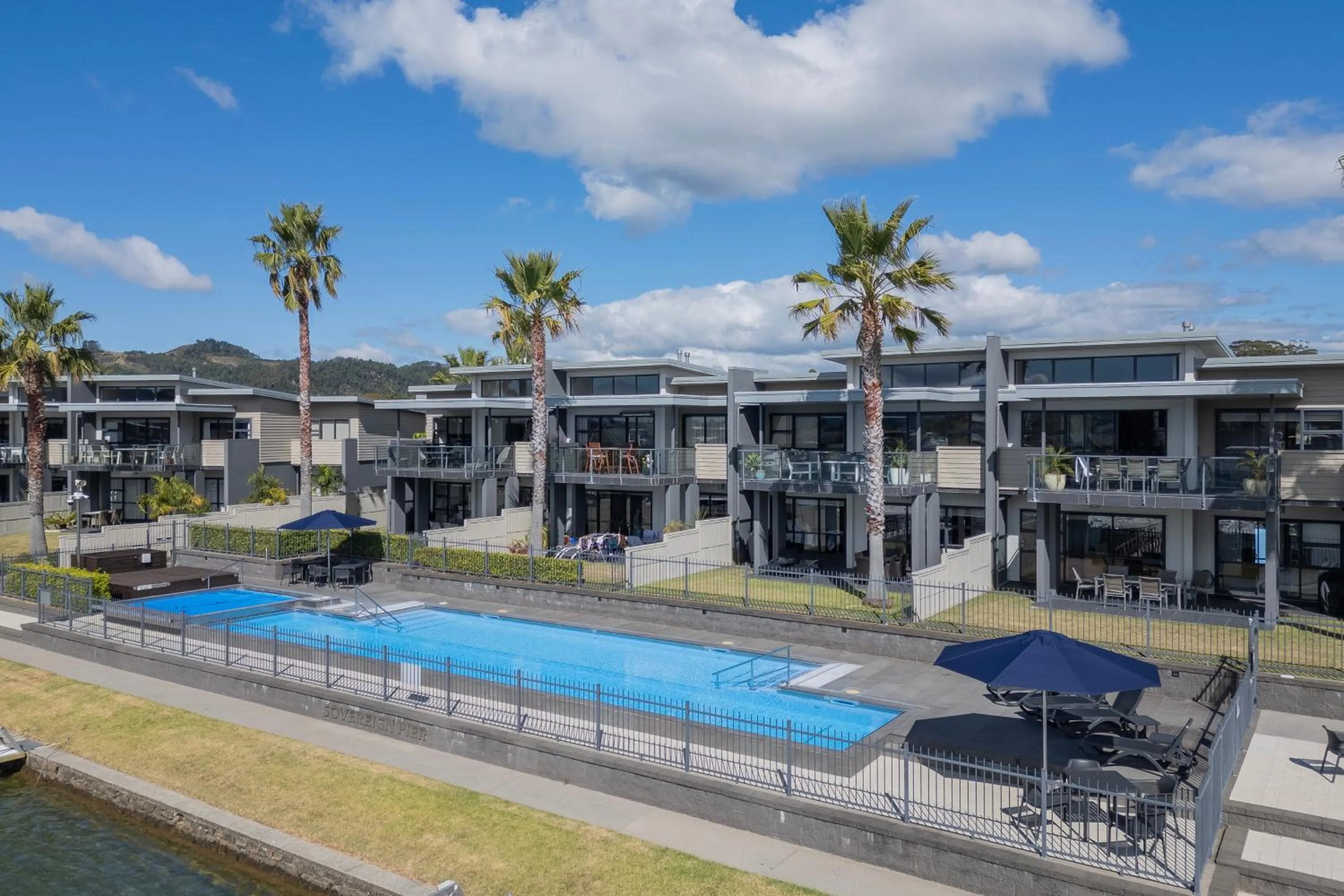 Swimming pool in Sovereign Pier On The Waterways