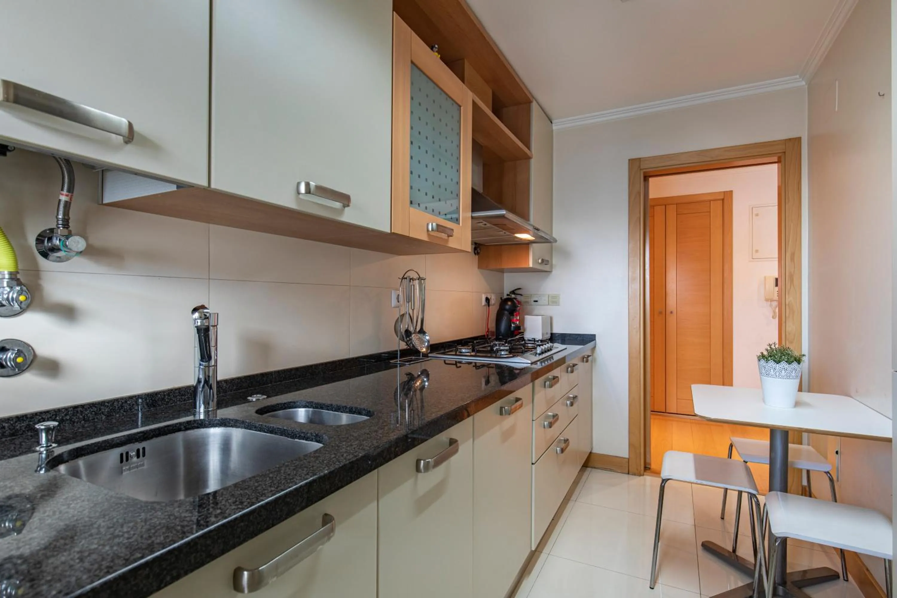 Kitchen or kitchenette in LovelyStay - Modern apartment in Anjos