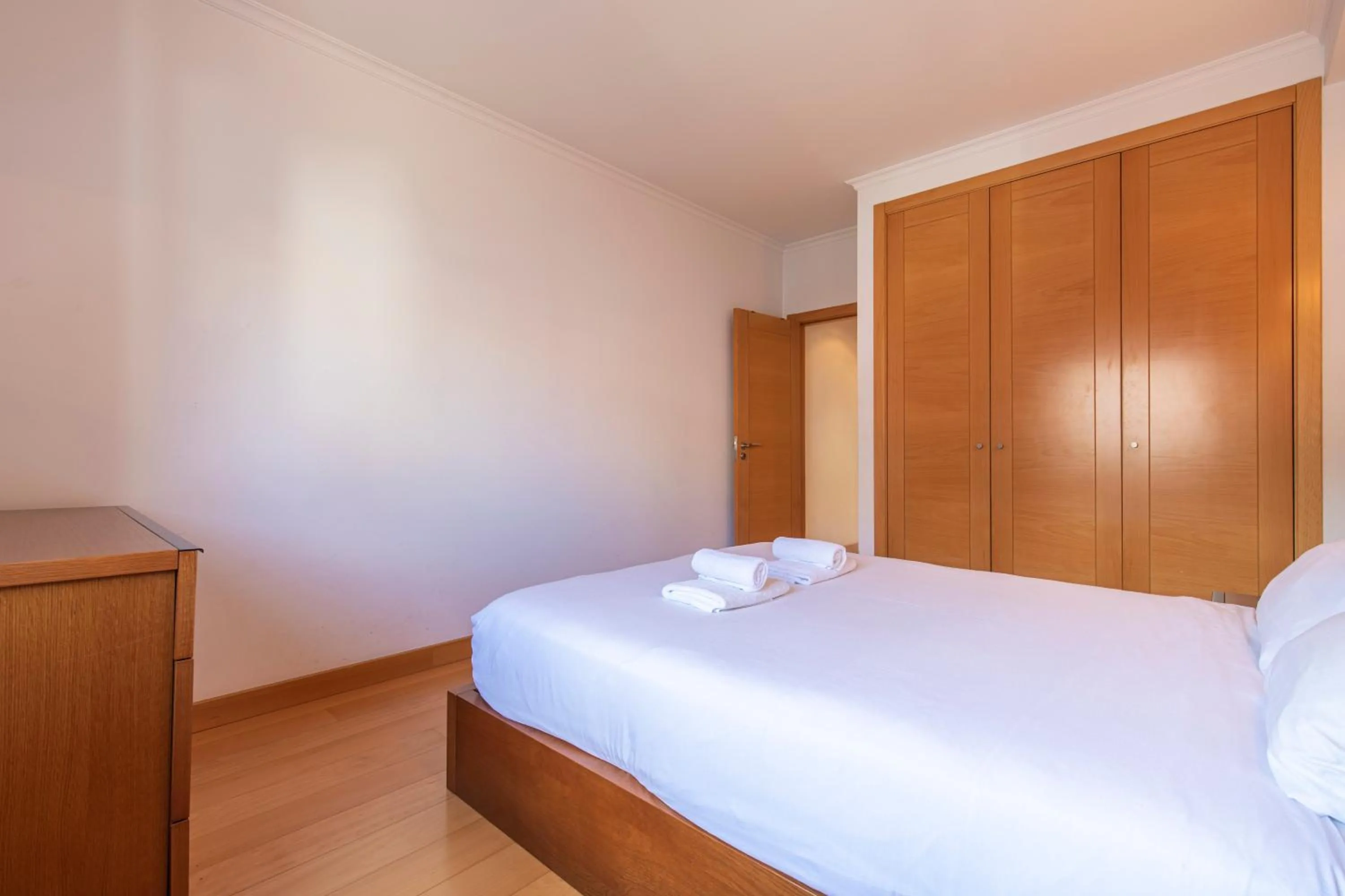 Bedroom, Bed in LovelyStay - Modern apartment in Anjos