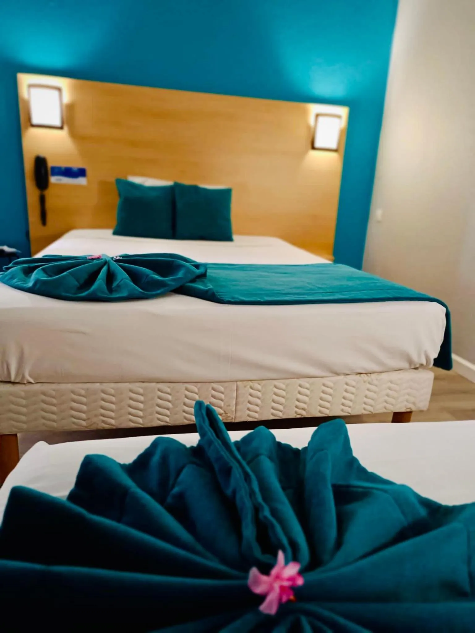 Property building, Bed in The Originals Access, Hôtel Innostar