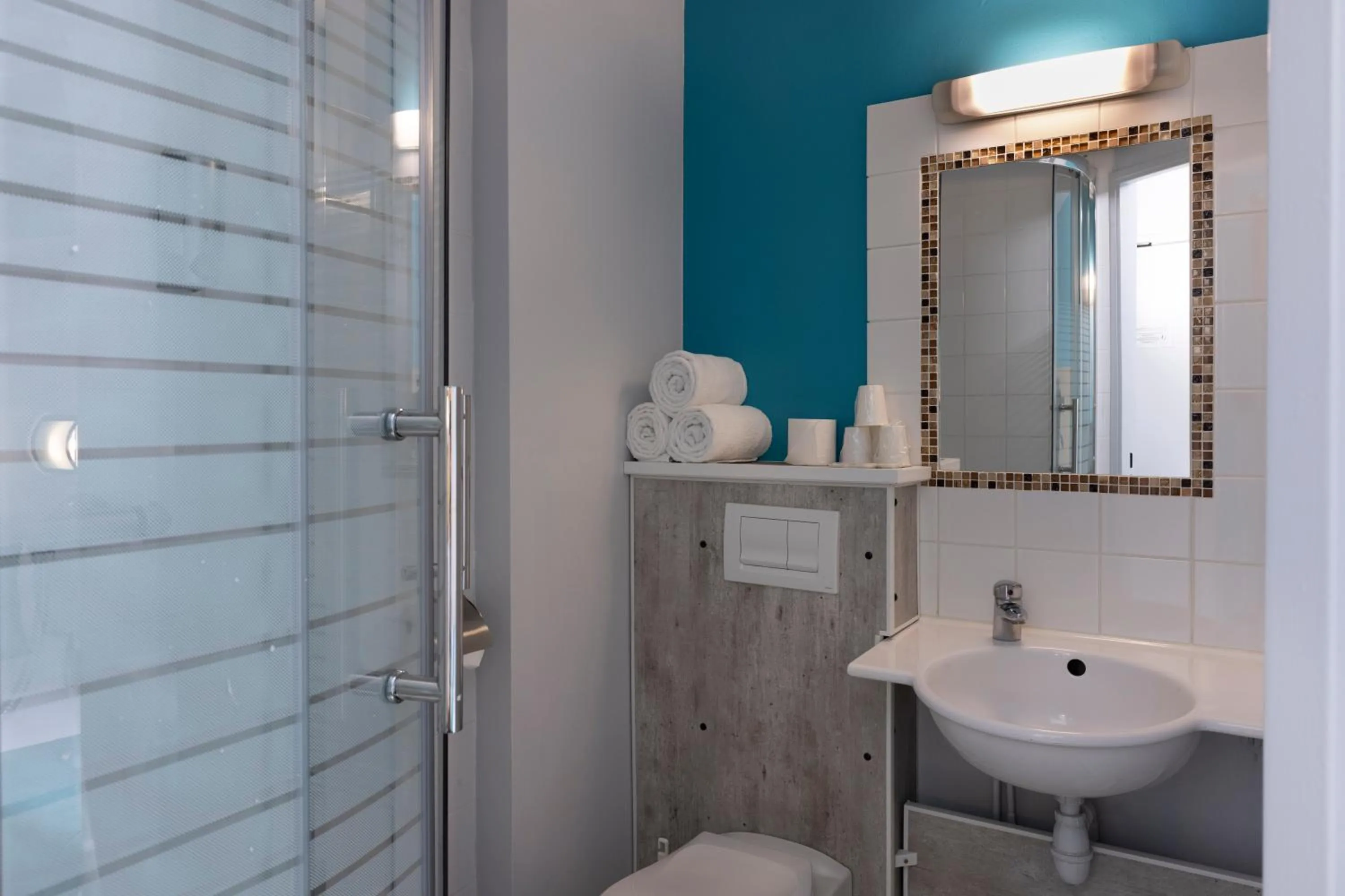 Toilet in The Originals Access, Hôtel Innostar