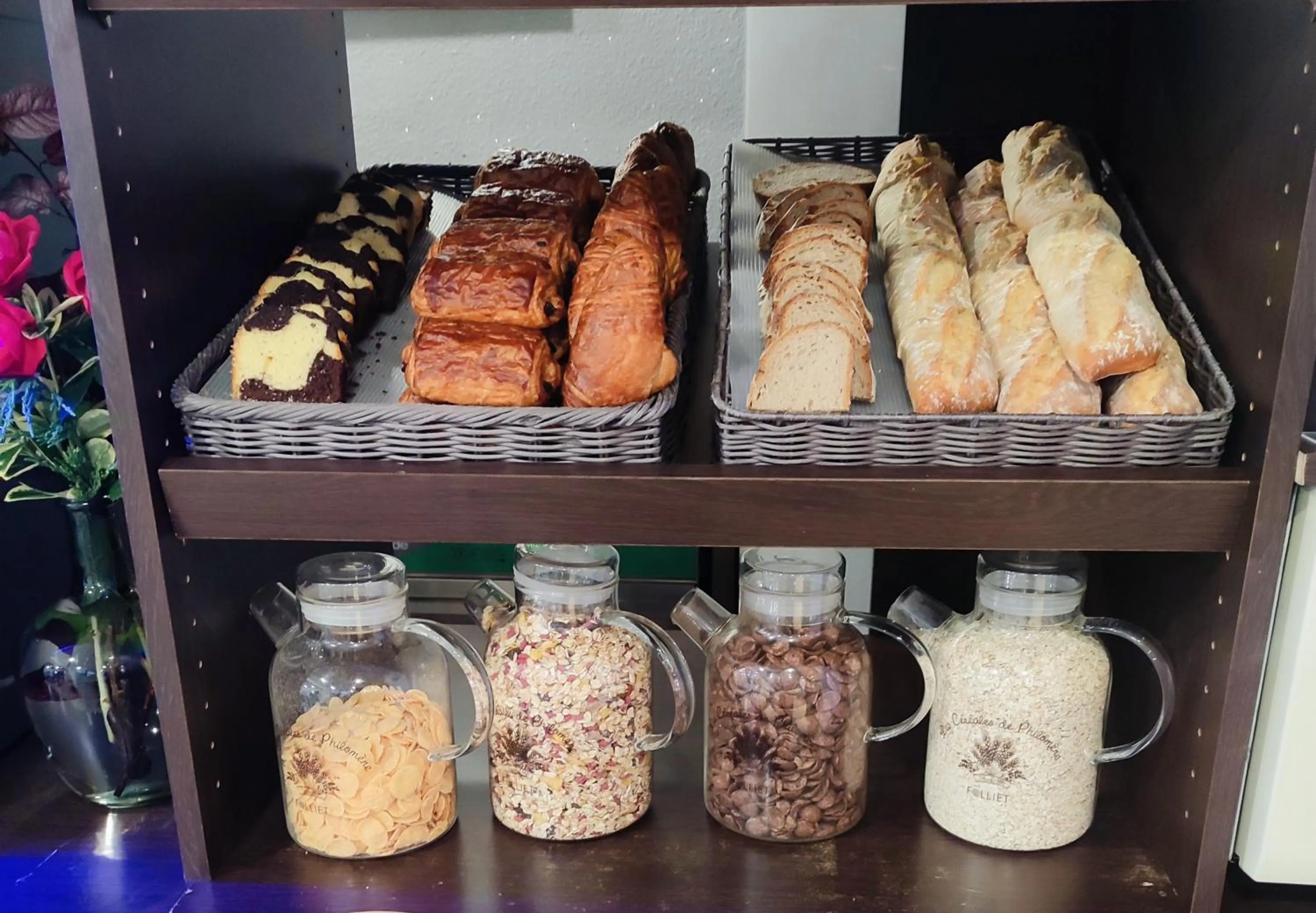 Buffet breakfast in The Originals Access, Hôtel Innostar