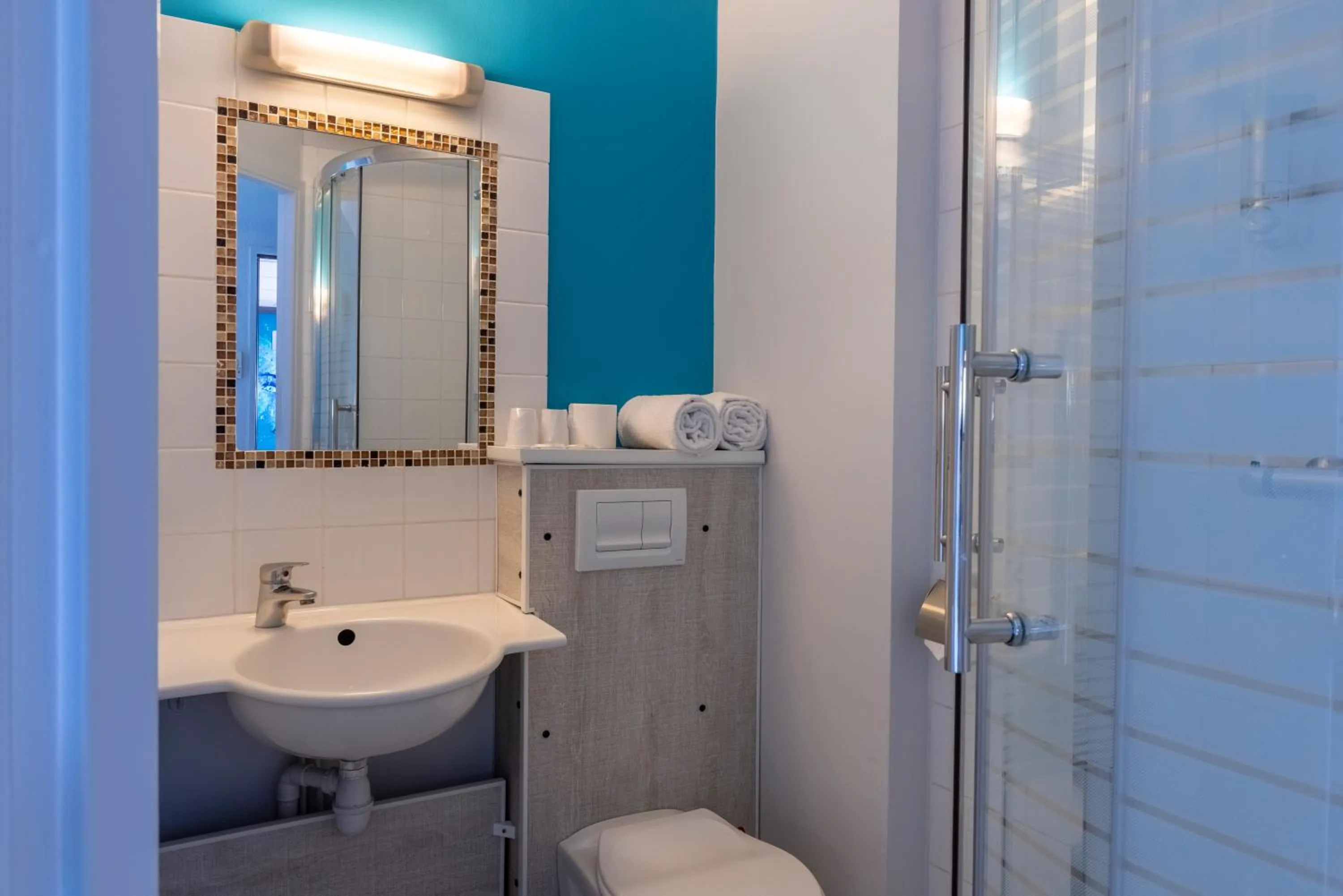 Bathroom in The Originals Access, Hôtel Innostar