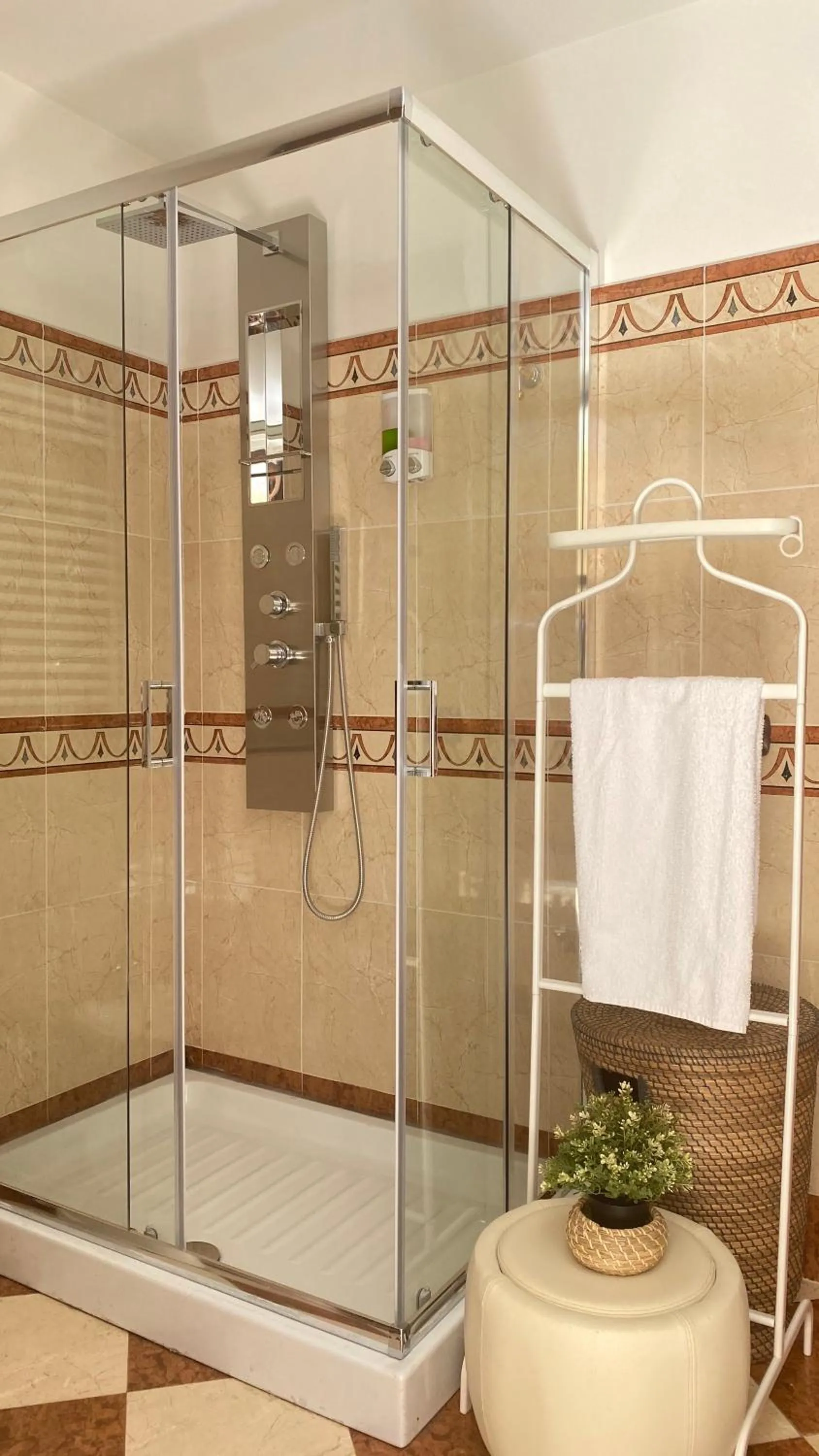 Shower in Laetitia Guest House32