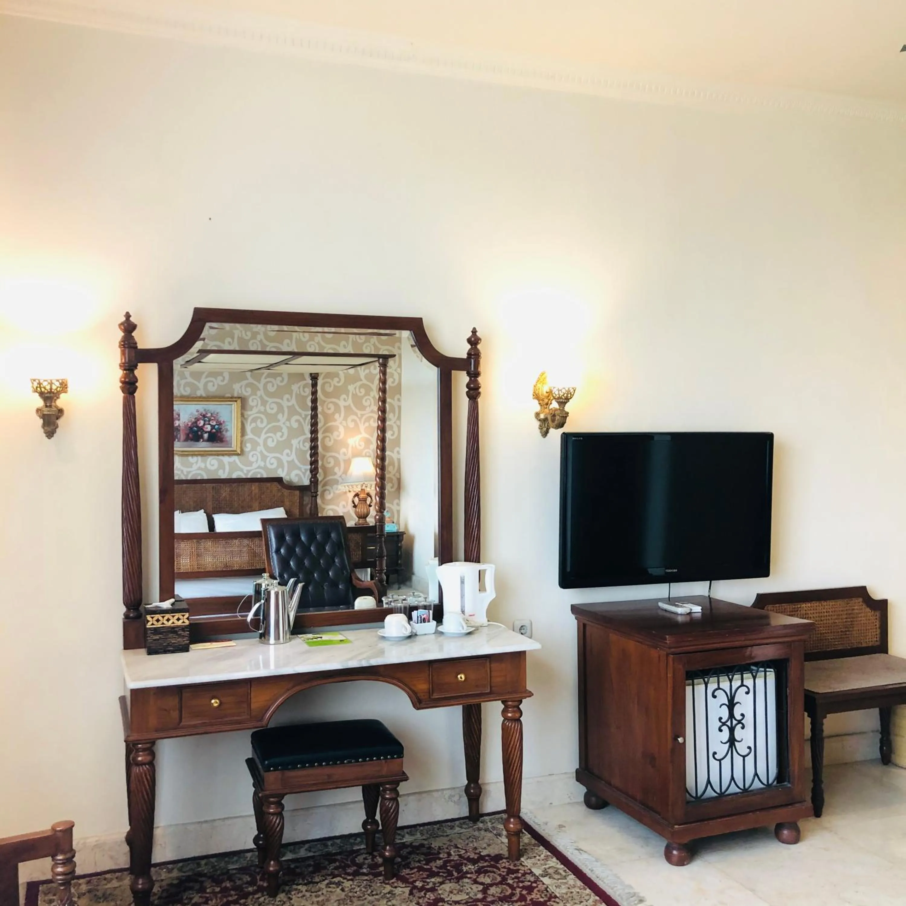 TV and multimedia in Hotel Indah Palace Solo