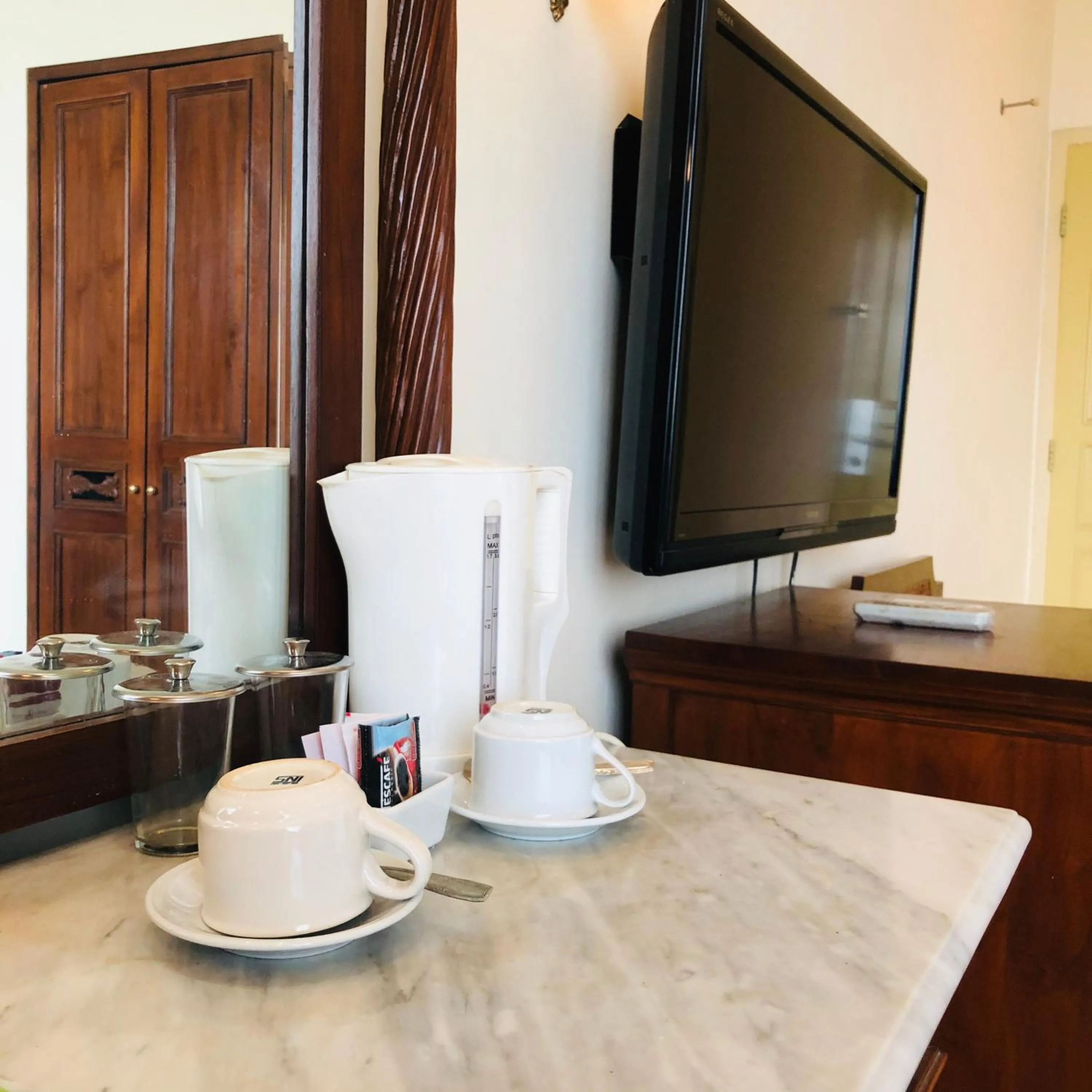 TV and multimedia in Hotel Indah Palace Solo