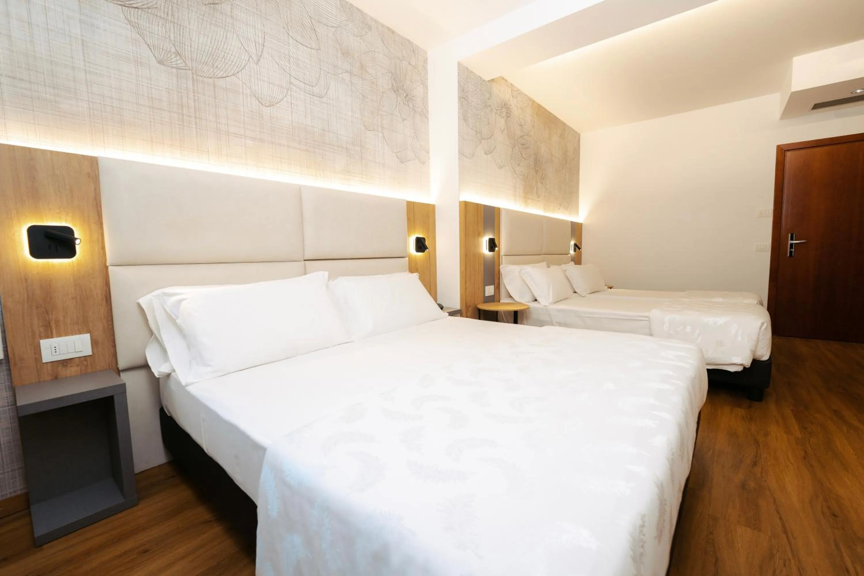 Photo of the whole room, Bed in Hotel Everest